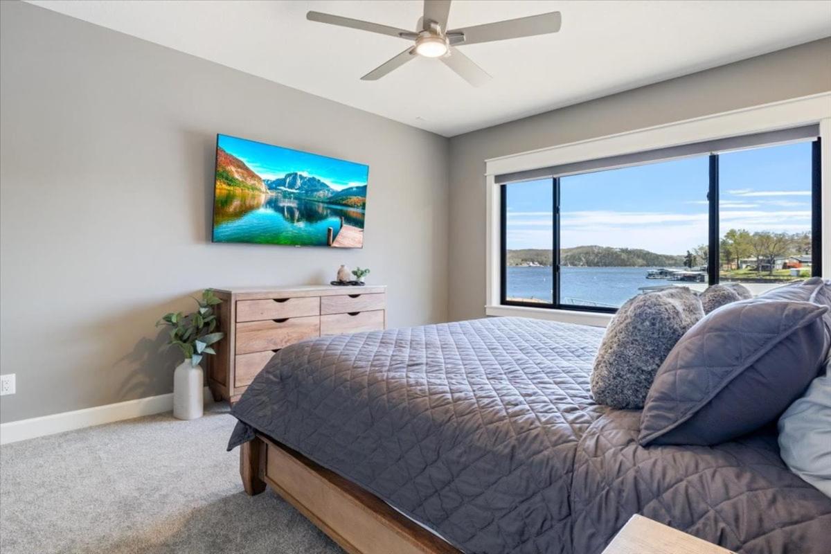 Accessible Lakeside Luxury at the 45mm w/ Private Dock, Sunset Views & More