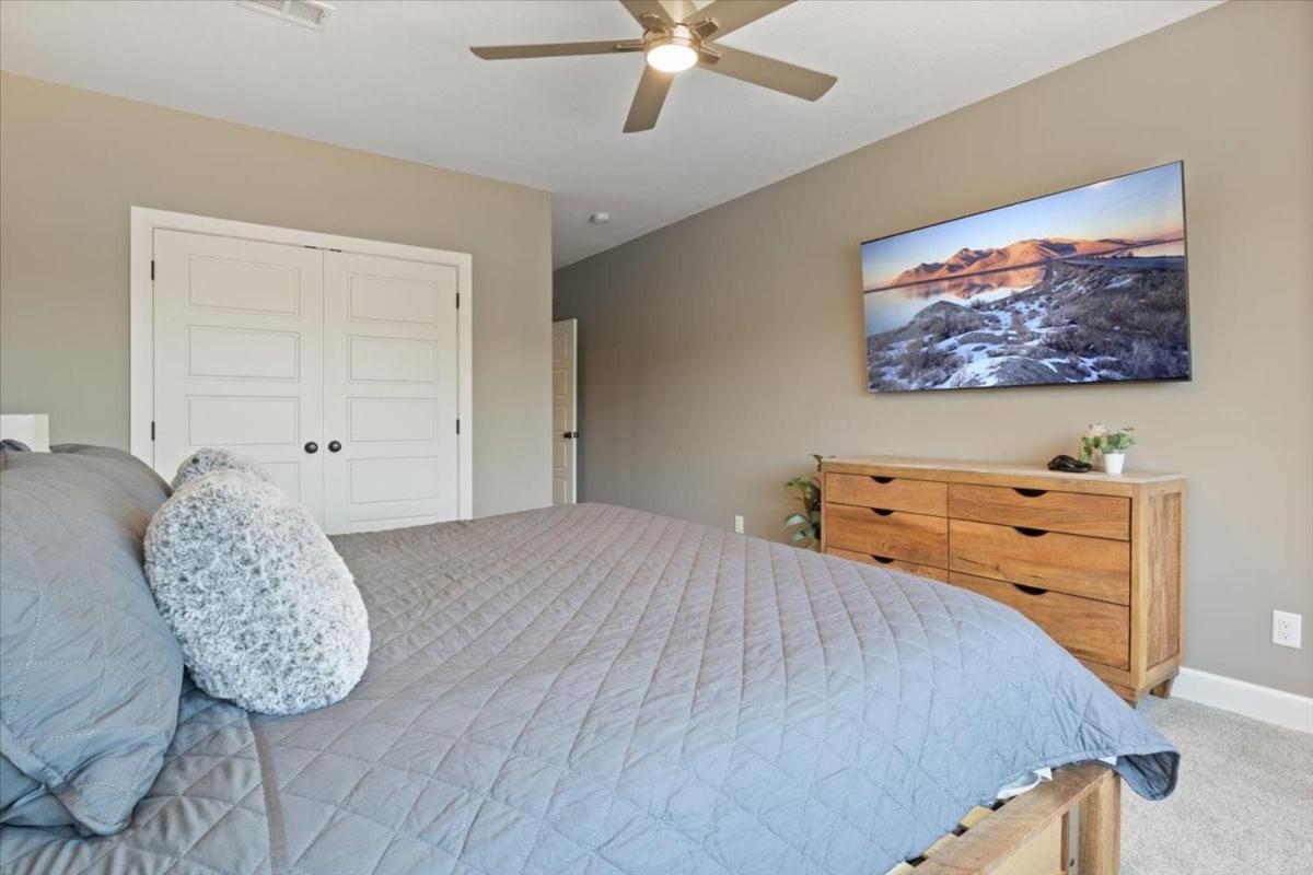 Accessible Lakeside Luxury at the 45mm w/ Private Dock, Sunset Views & More