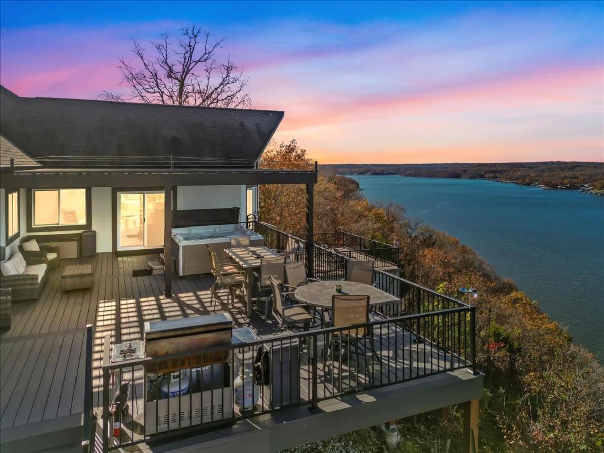 Amazing Sunset Lake Views, Huge Deck & Hot Tub!