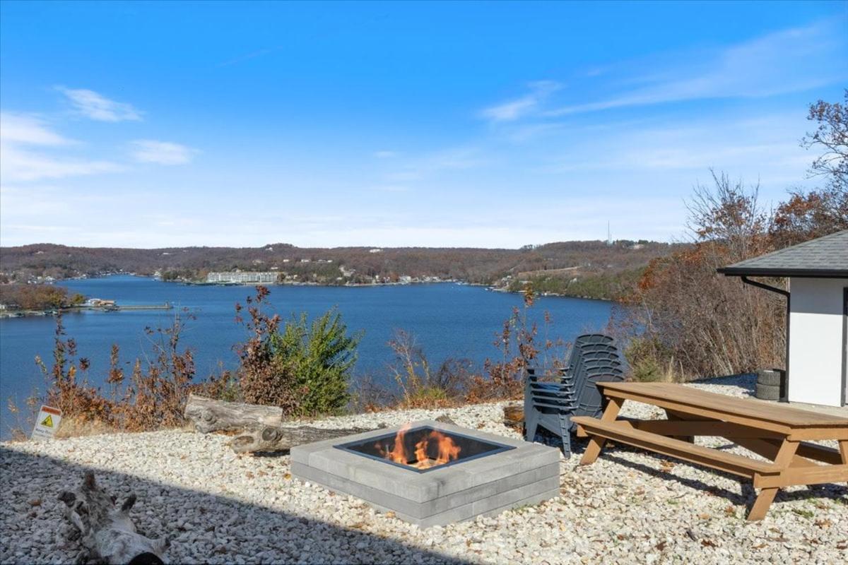 Amazing Sunset Lake Views, Huge Deck & Hot Tub!