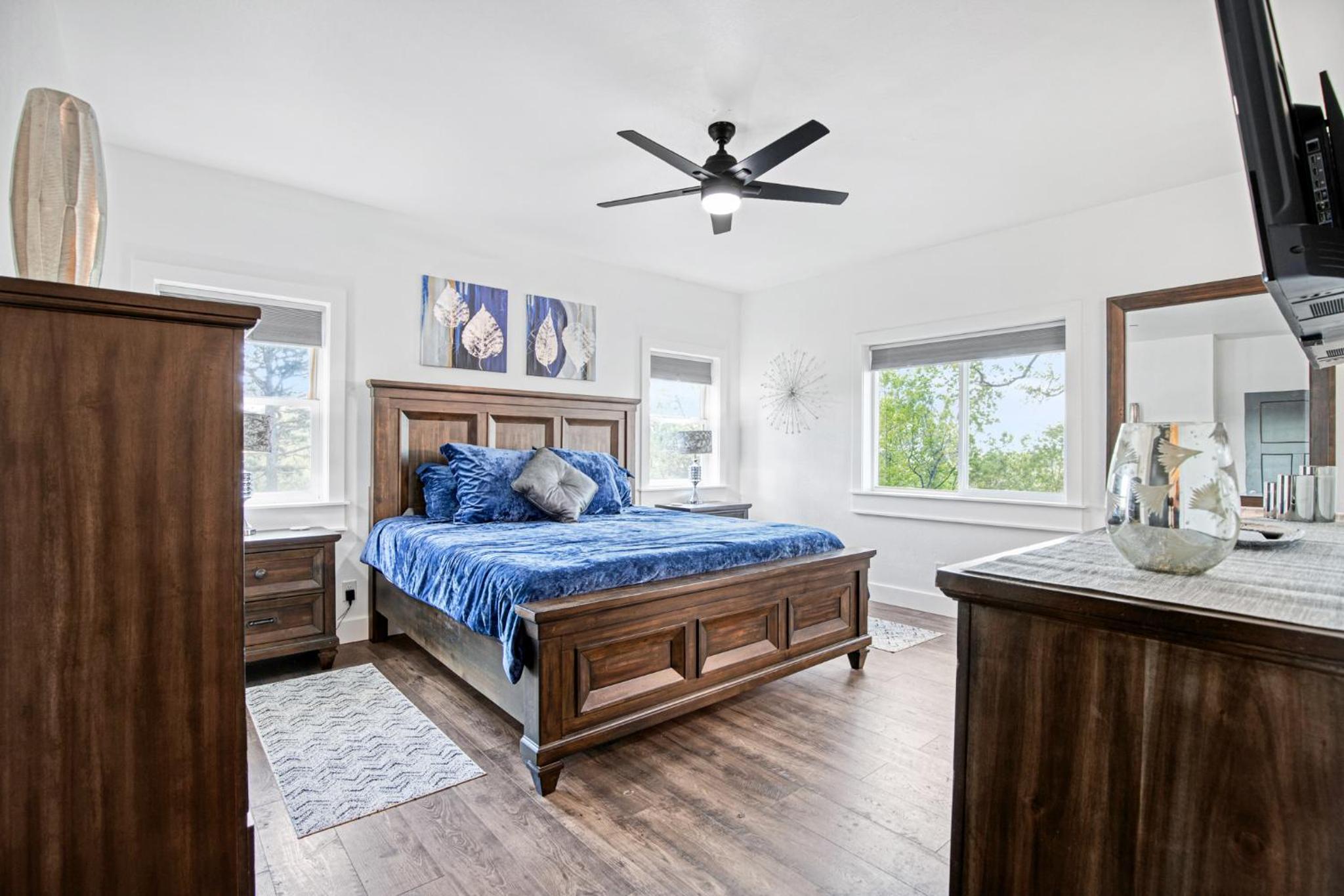 Amazing Sunset Lake Views, Huge Deck & Hot Tub!