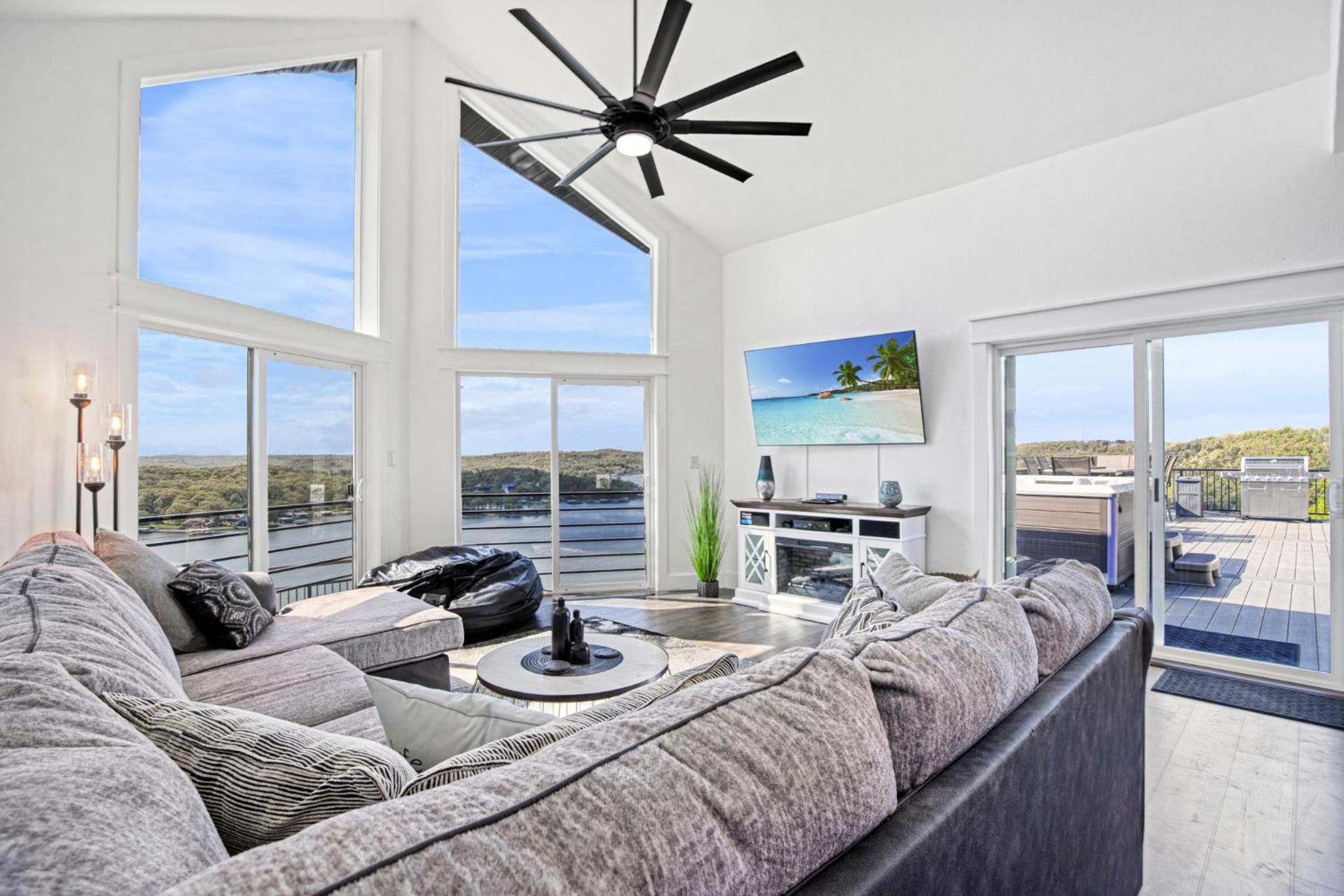 Amazing Sunset Lake Views, Huge Deck & Hot Tub!