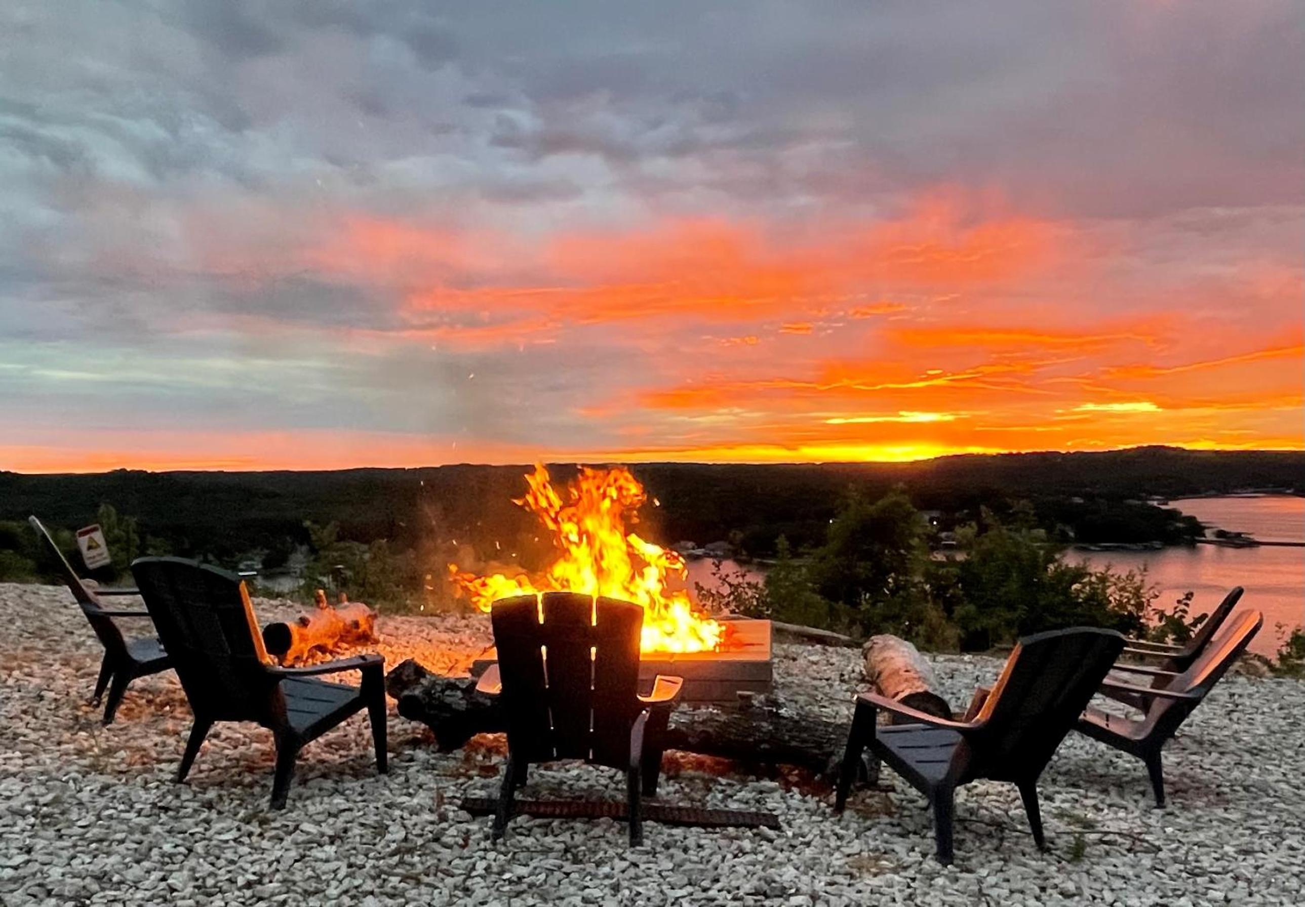 Amazing Sunset Lake Views, Huge Deck & Hot Tub!