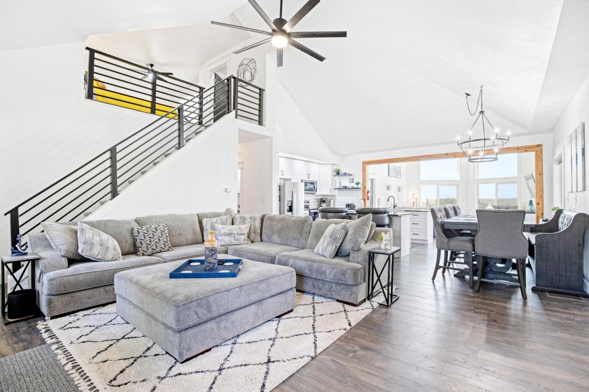 Amazing Sunset Lake Views, Huge Deck & Hot Tub!