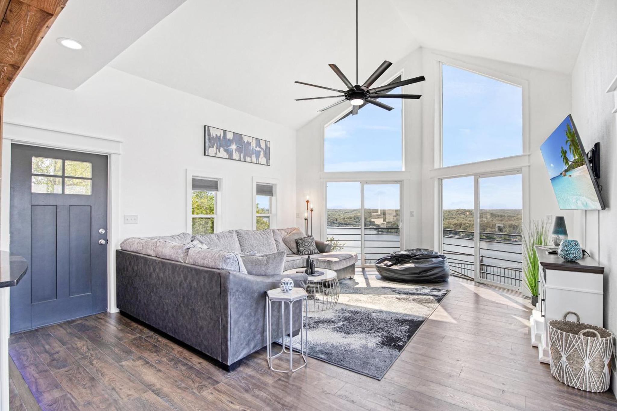 Amazing Sunset Lake Views, Huge Deck & Hot Tub!