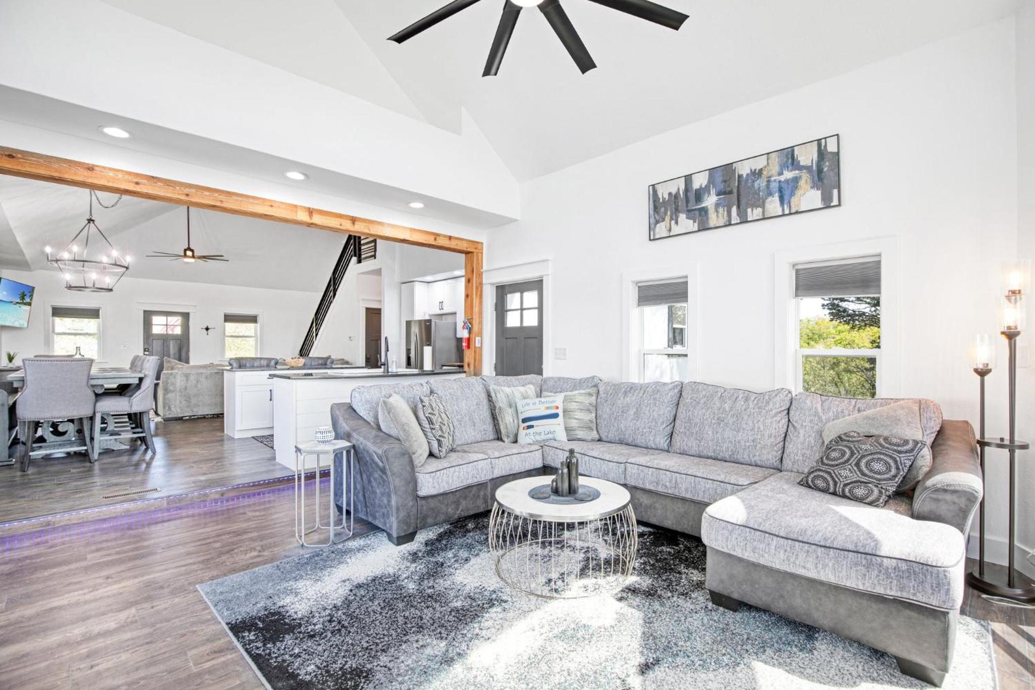 Amazing Sunset Lake Views, Huge Deck & Hot Tub!