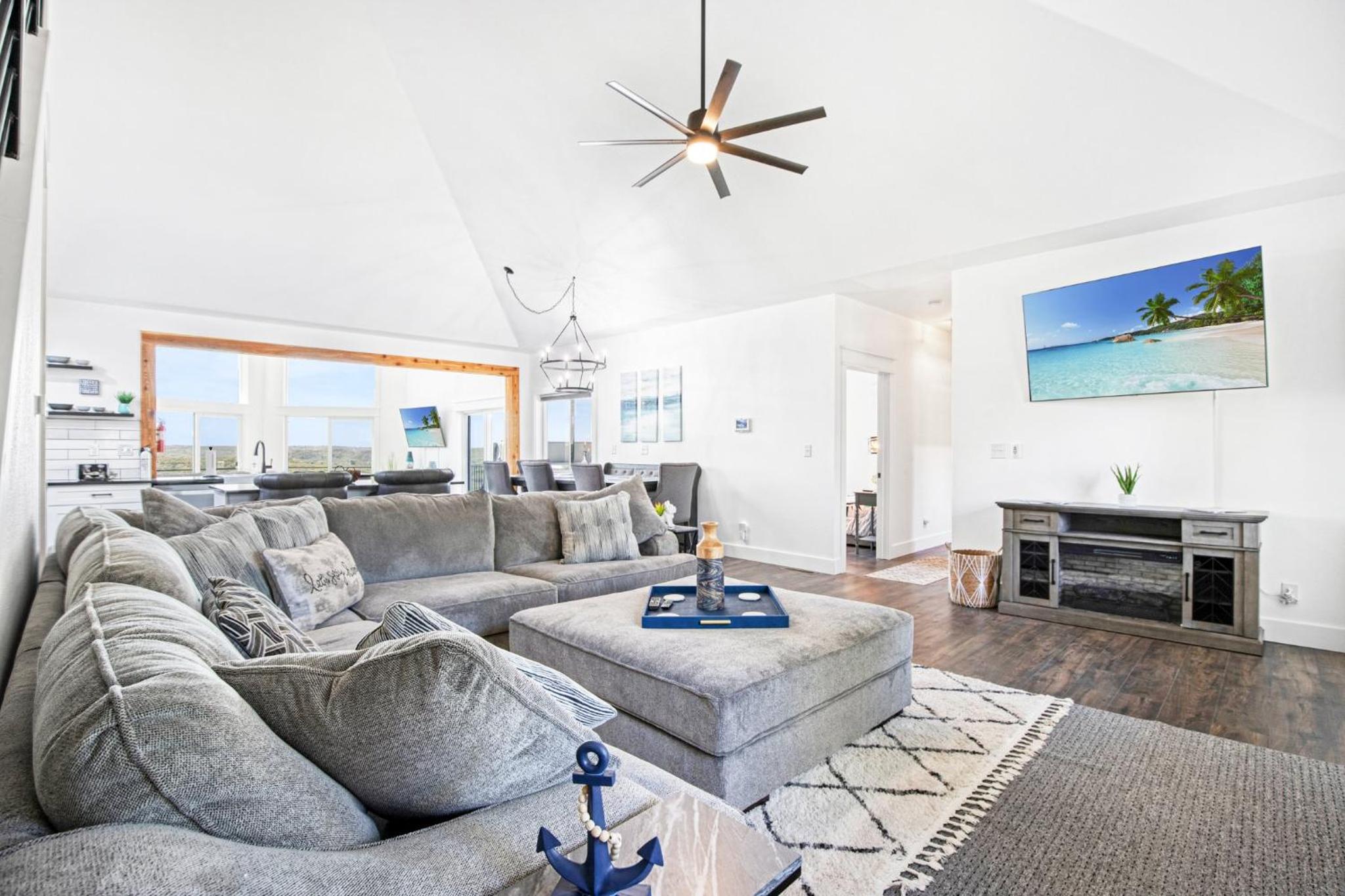 Amazing Sunset Lake Views, Huge Deck & Hot Tub!
