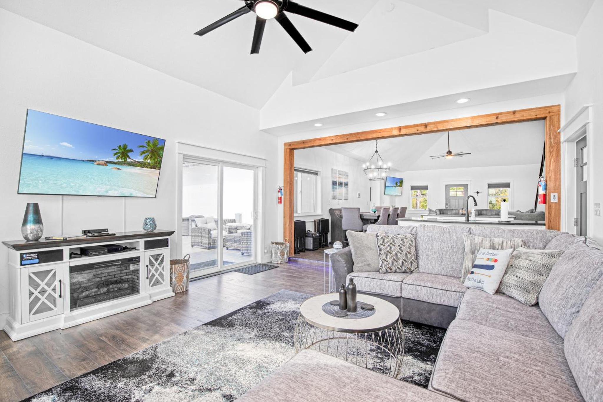 Amazing Sunset Lake Views, Huge Deck & Hot Tub!