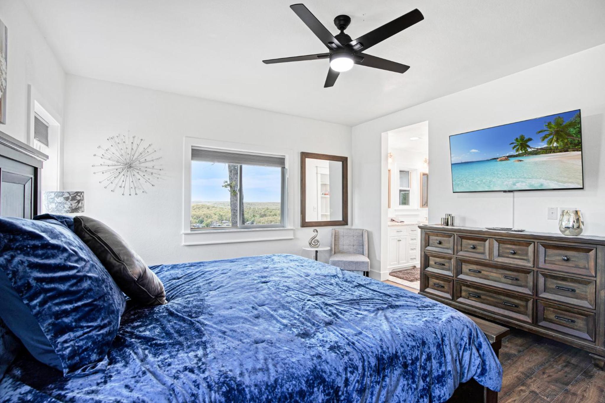 Amazing Sunset Lake Views, Huge Deck & Hot Tub!