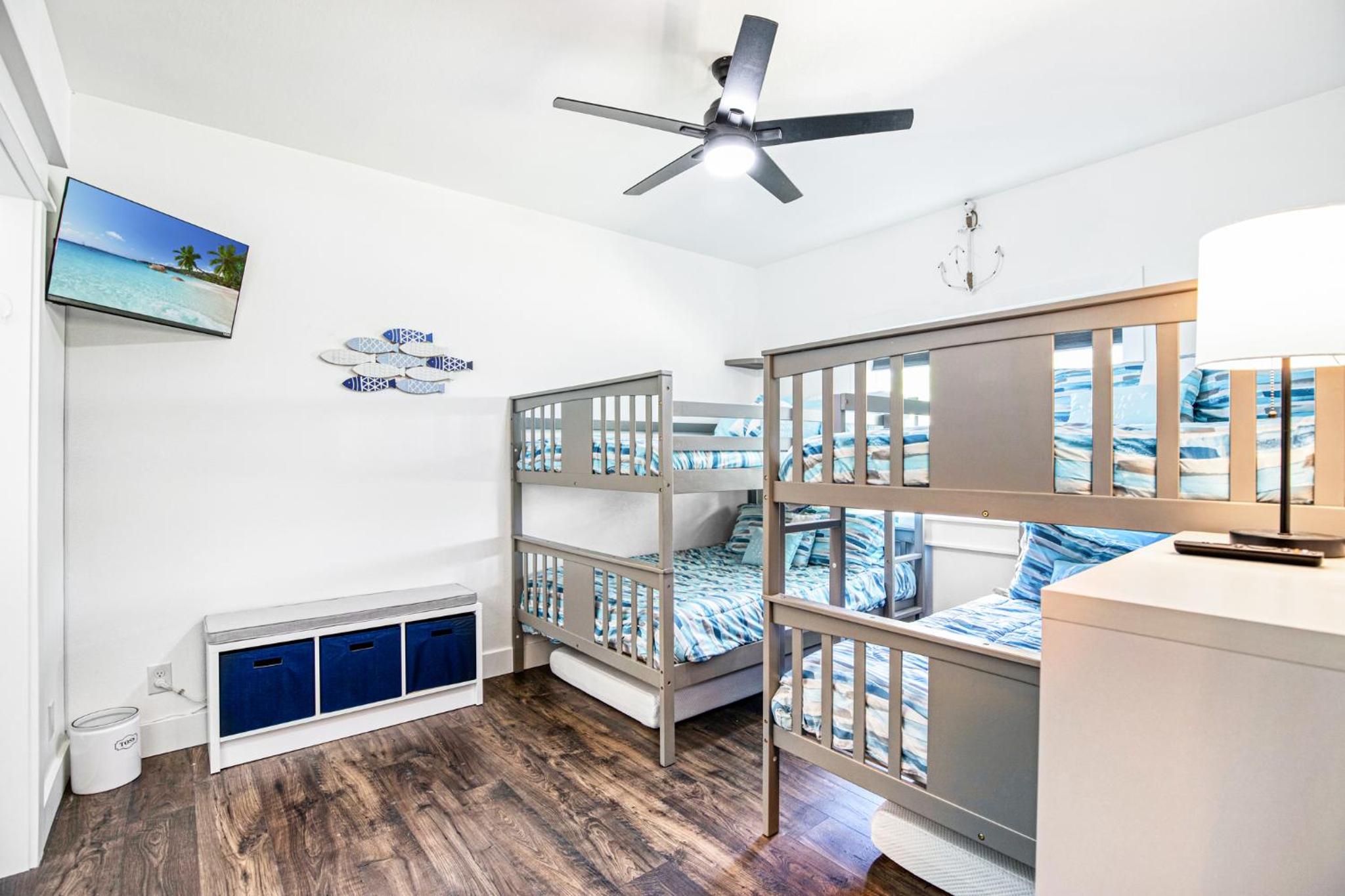 Amazing Sunset Lake Views, Huge Deck & Hot Tub!