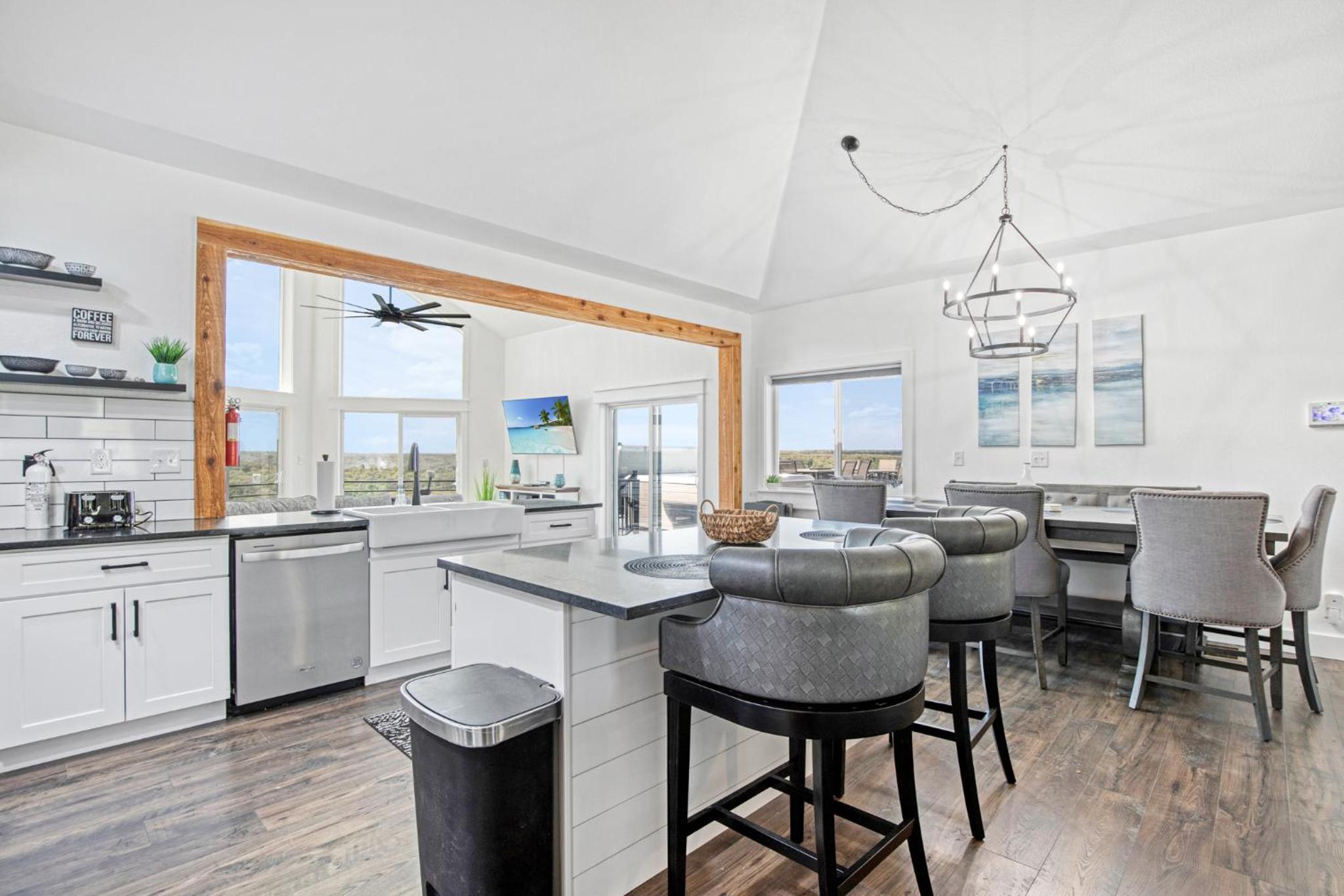 Amazing Sunset Lake Views, Huge Deck & Hot Tub!