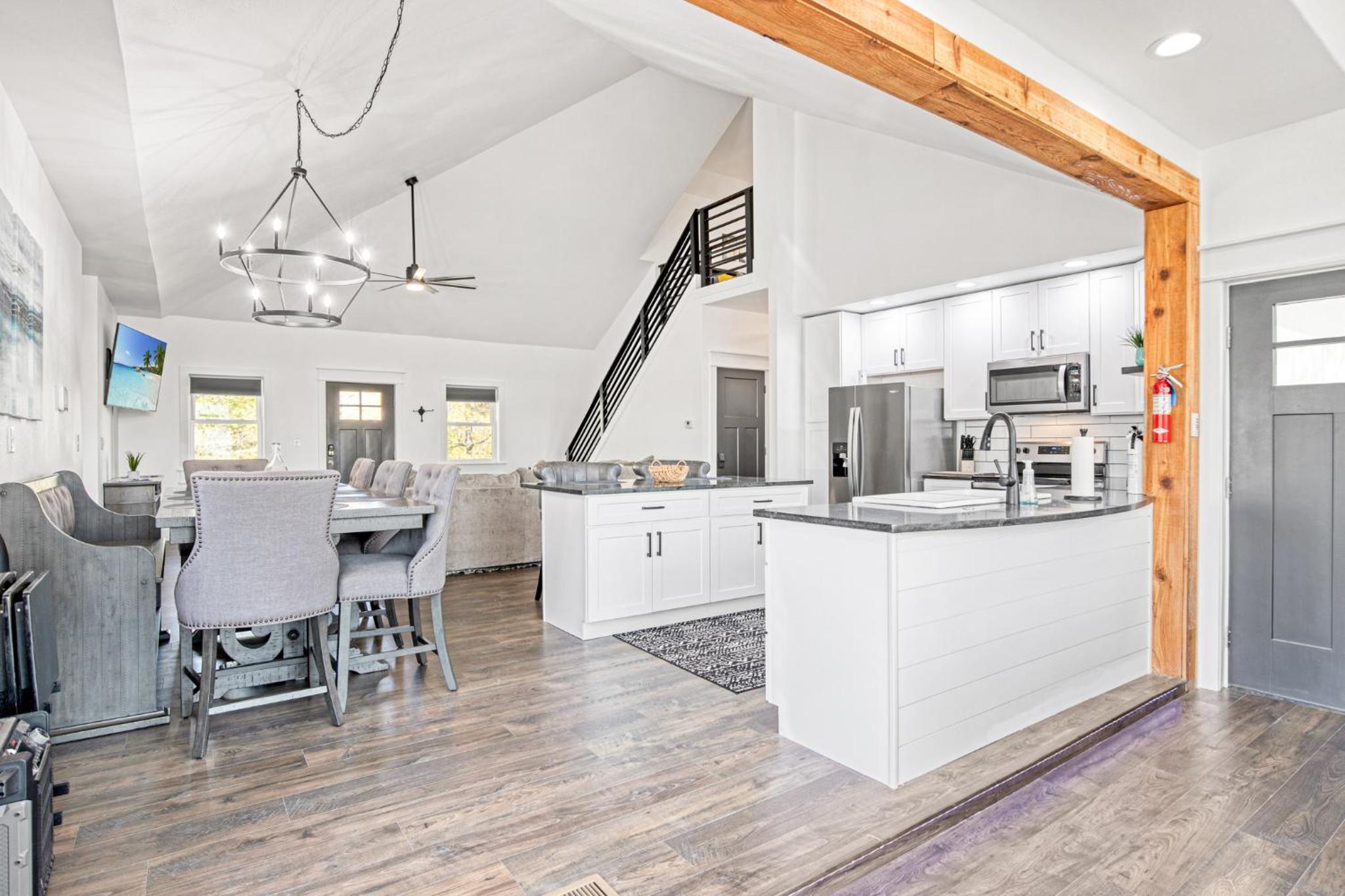 Amazing Sunset Lake Views, Huge Deck & Hot Tub!