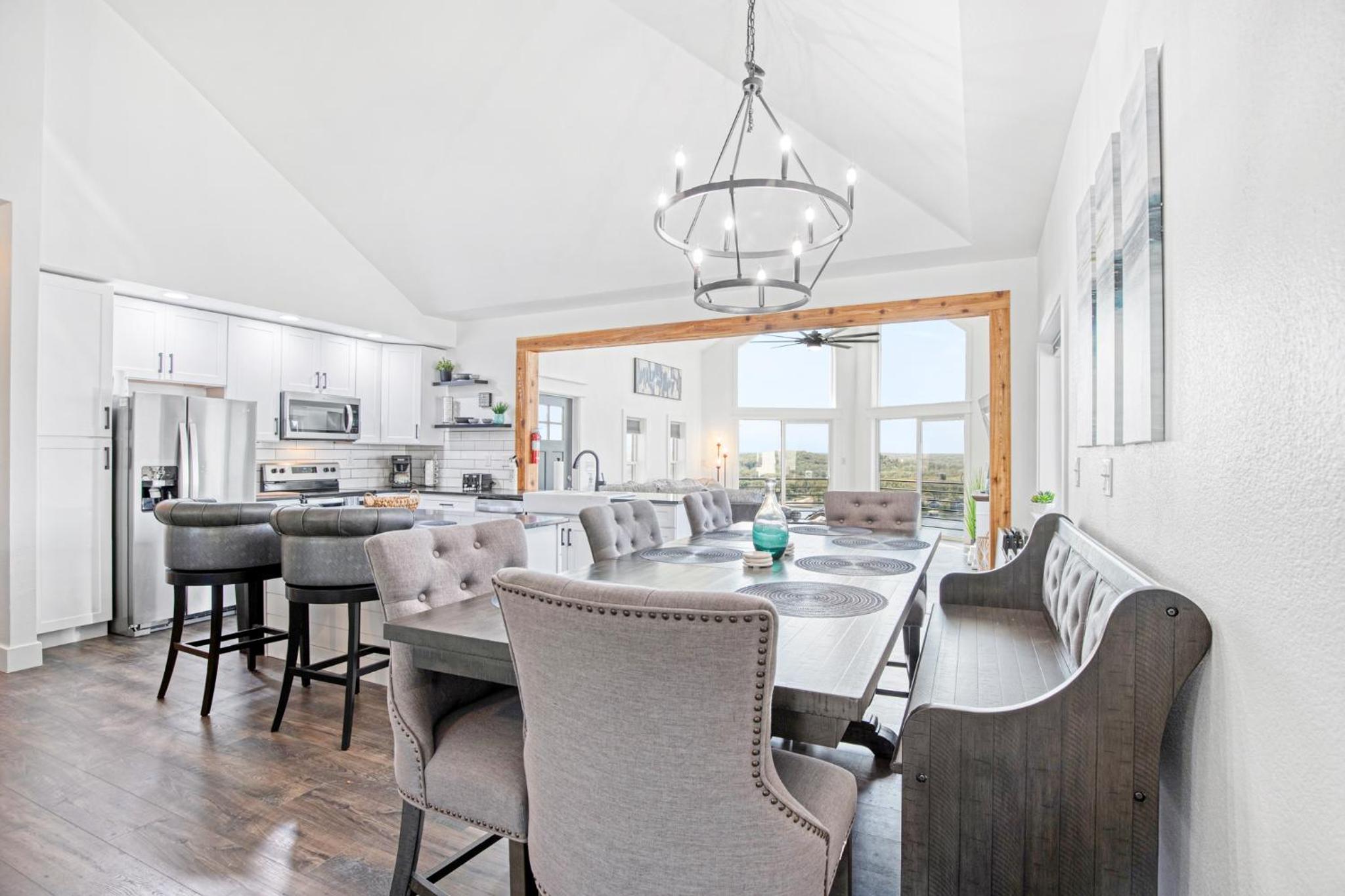 Amazing Sunset Lake Views, Huge Deck & Hot Tub!
