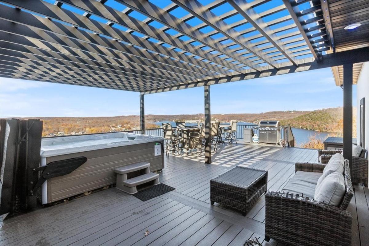 Amazing Sunset Lake Views, Huge Deck & Hot Tub!