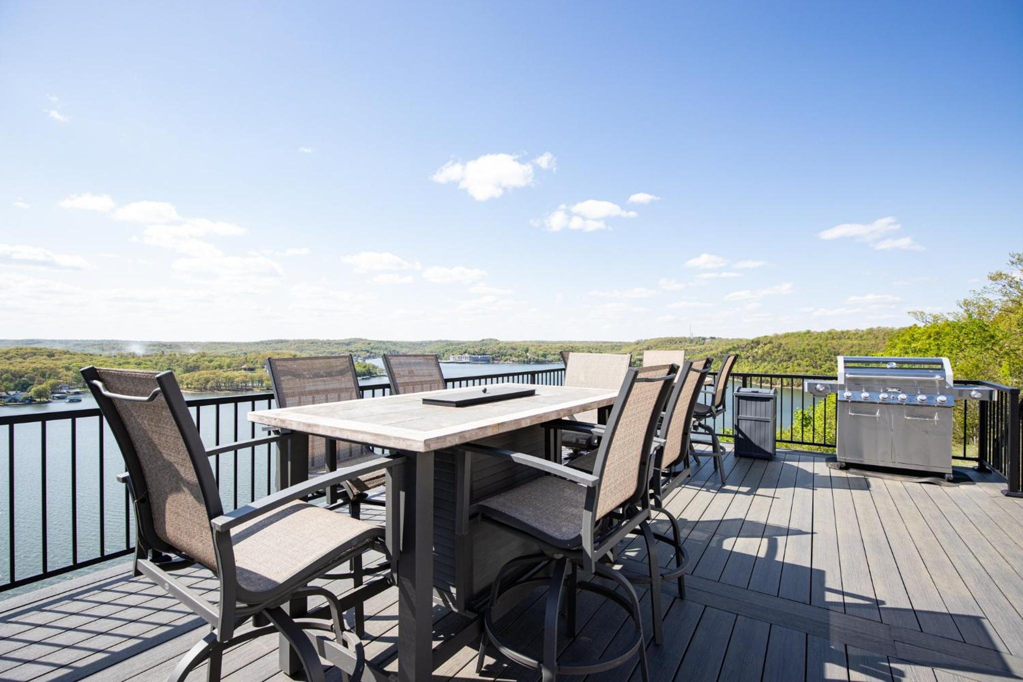 Amazing Sunset Lake Views, Huge Deck & Hot Tub!