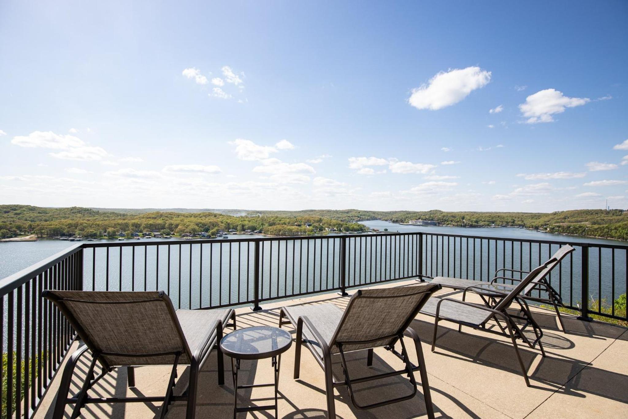 Amazing Sunset Lake Views, Huge Deck & Hot Tub!