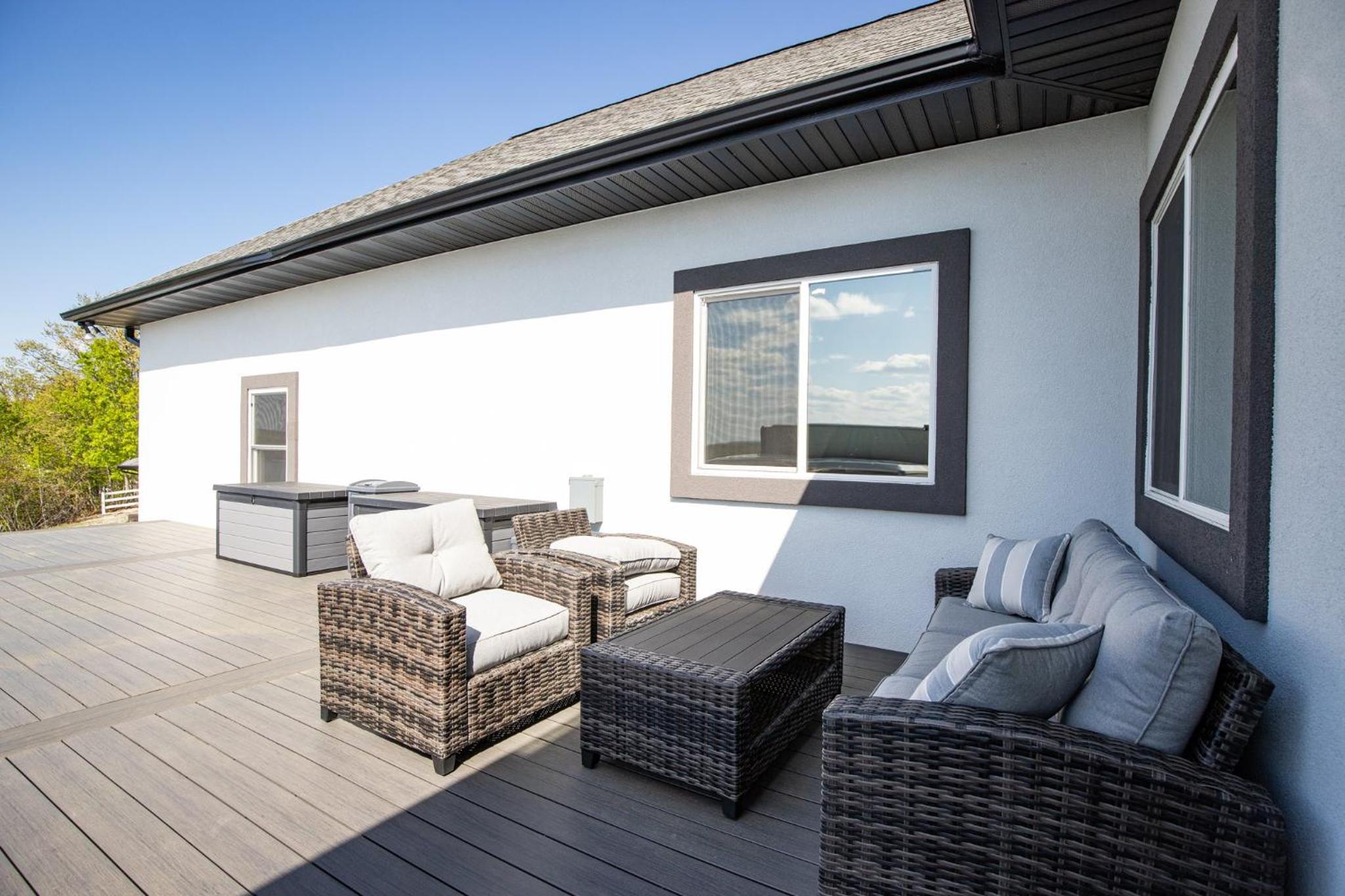 Amazing Sunset Lake Views, Huge Deck & Hot Tub!