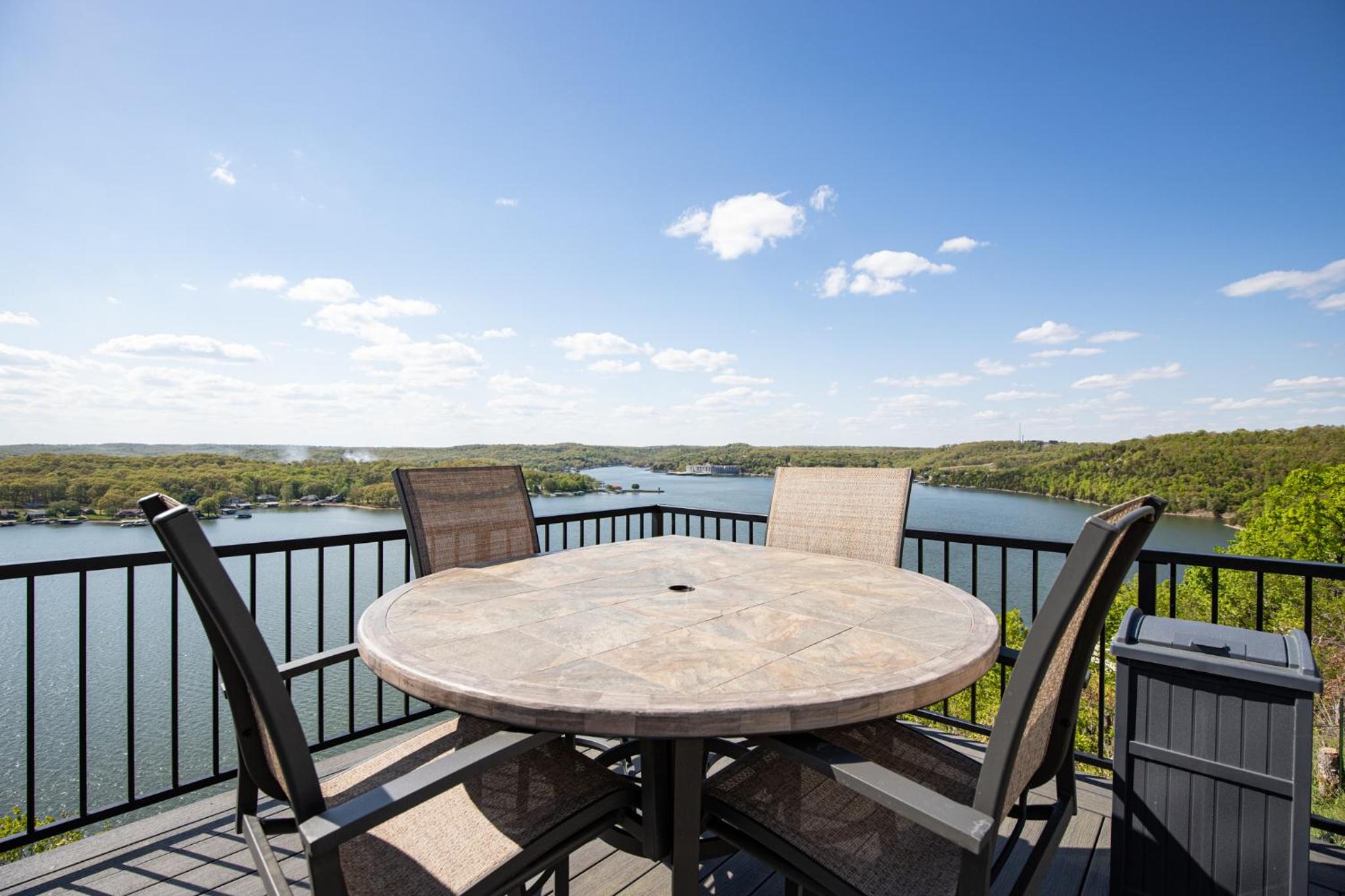 Amazing Sunset Lake Views, Huge Deck & Hot Tub!