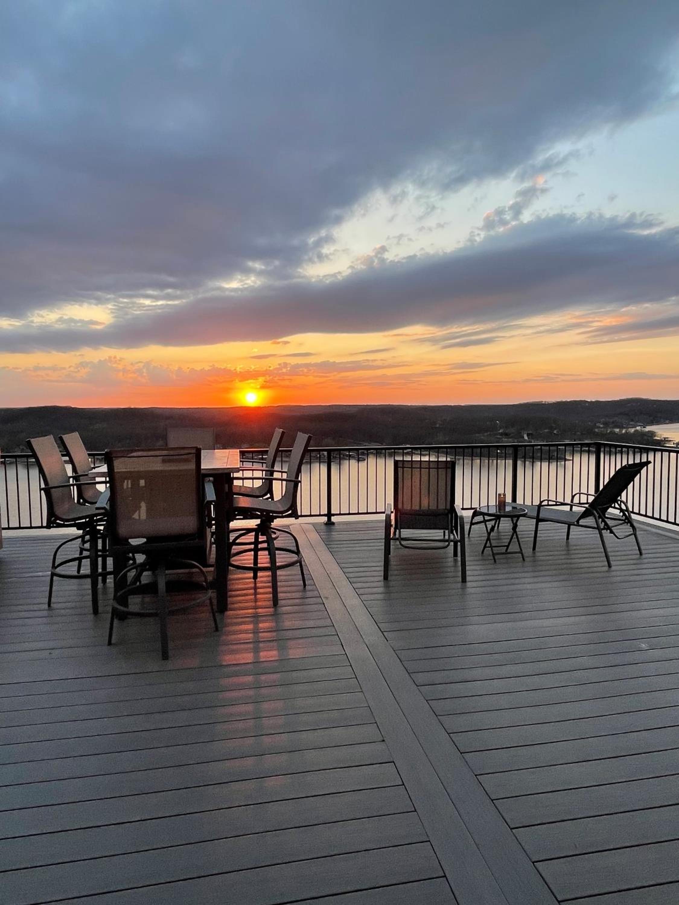 Amazing Sunset Lake Views, Huge Deck & Hot Tub!