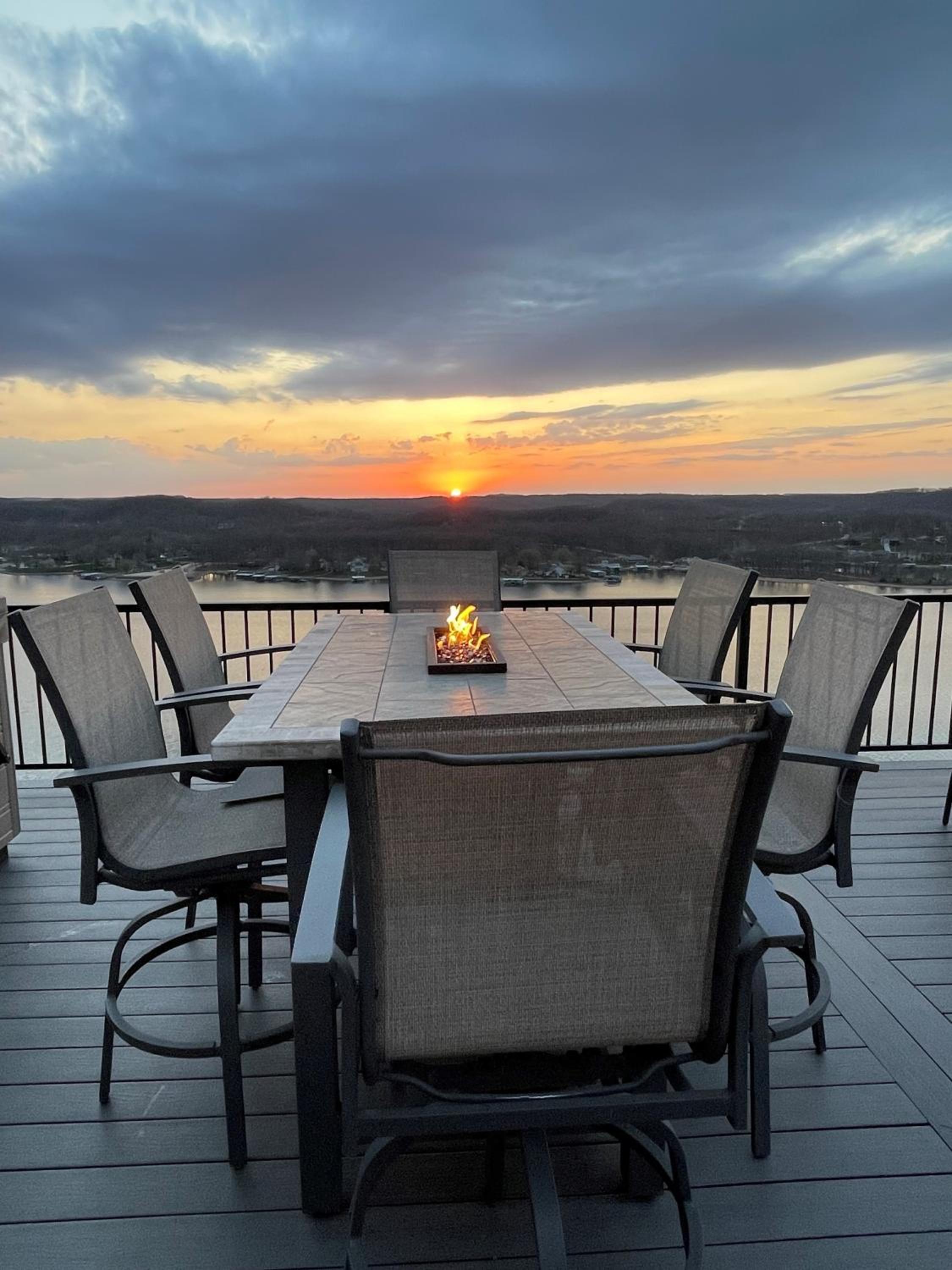 Amazing Sunset Lake Views, Huge Deck & Hot Tub!