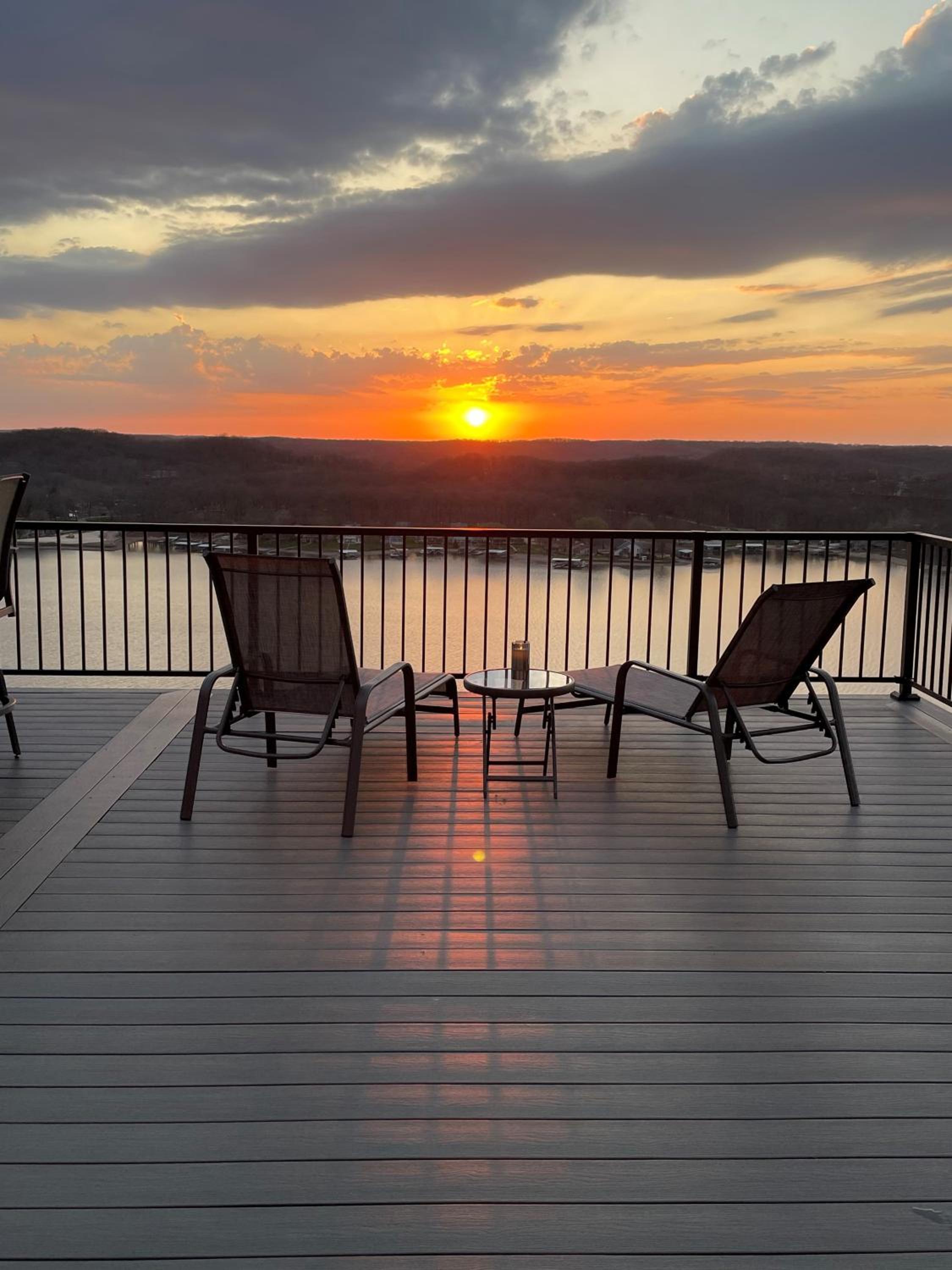 Amazing Sunset Lake Views, Huge Deck & Hot Tub!