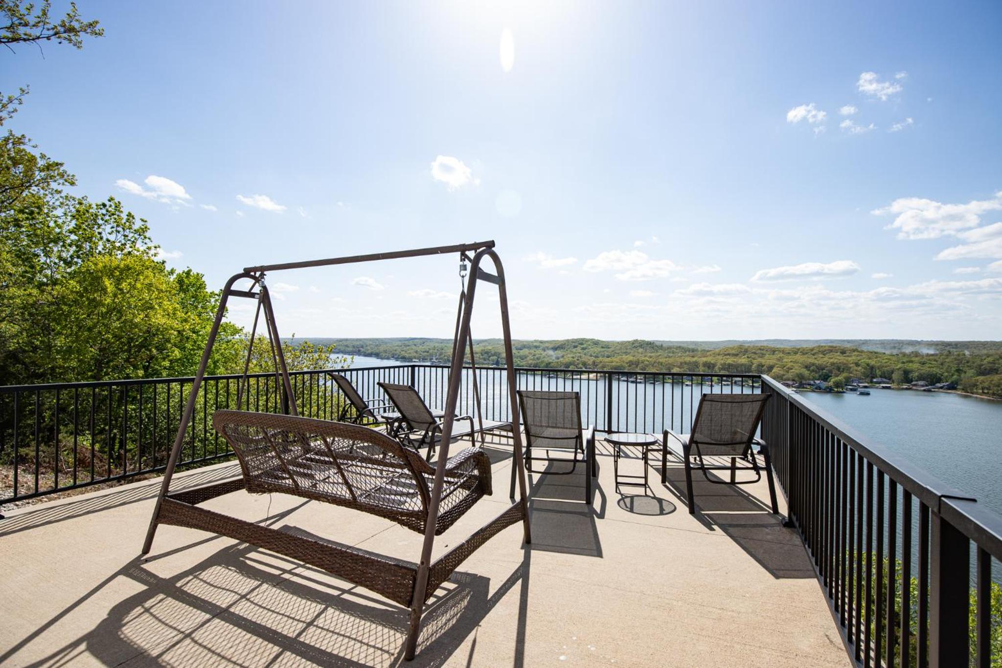 Amazing Sunset Lake Views, Huge Deck & Hot Tub!