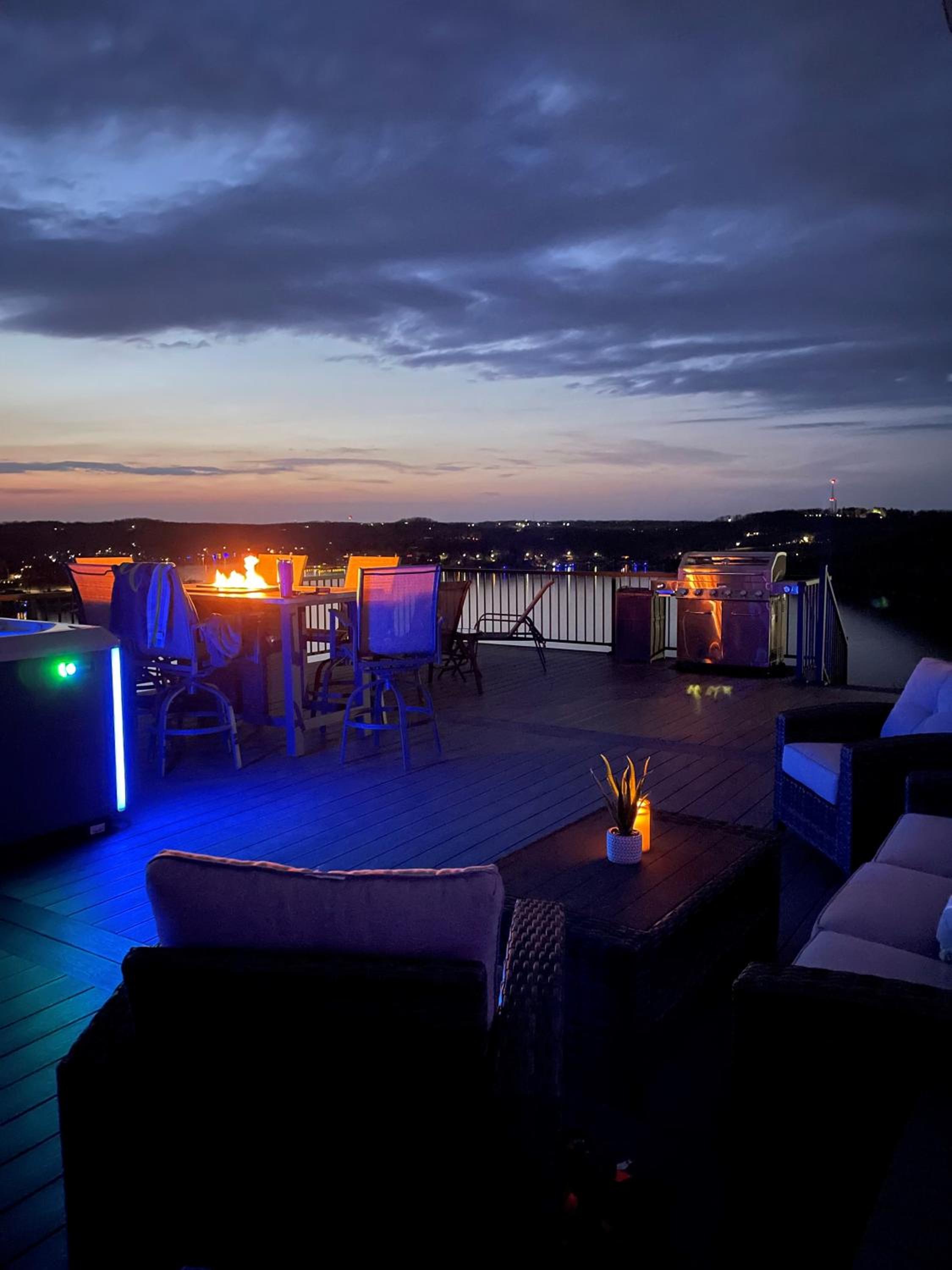Amazing Sunset Lake Views, Huge Deck & Hot Tub!