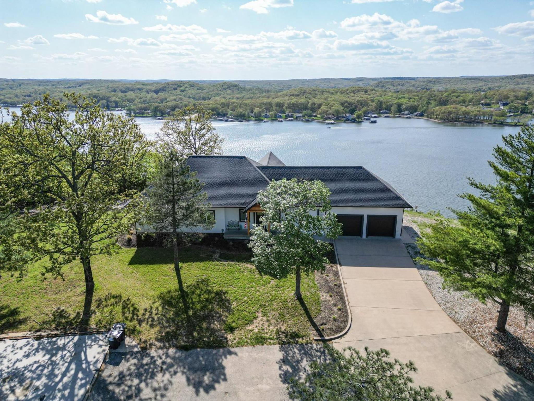 Amazing Sunset Lake Views, Huge Deck & Hot Tub!