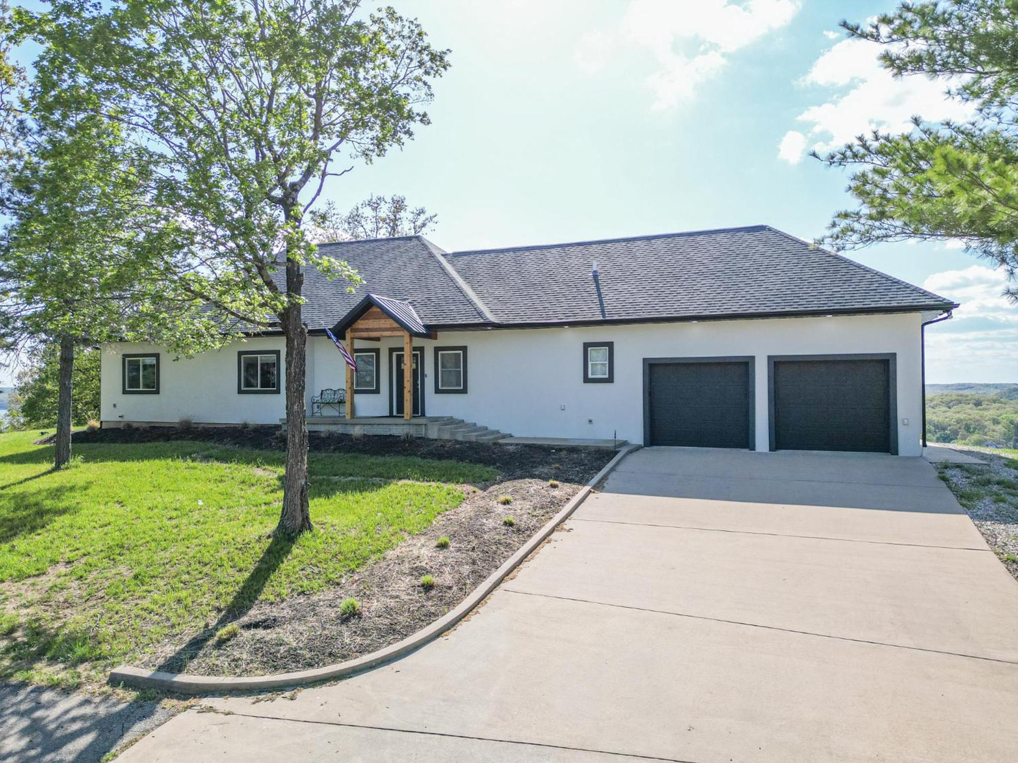 Amazing Sunset Lake Views, Huge Deck & Hot Tub!