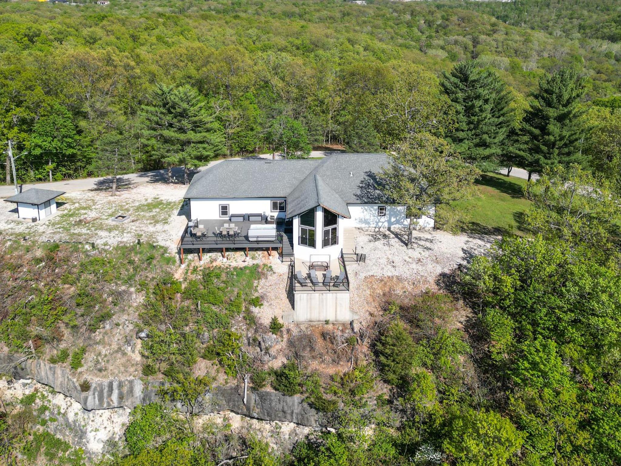 Amazing Sunset Lake Views, Huge Deck & Hot Tub!