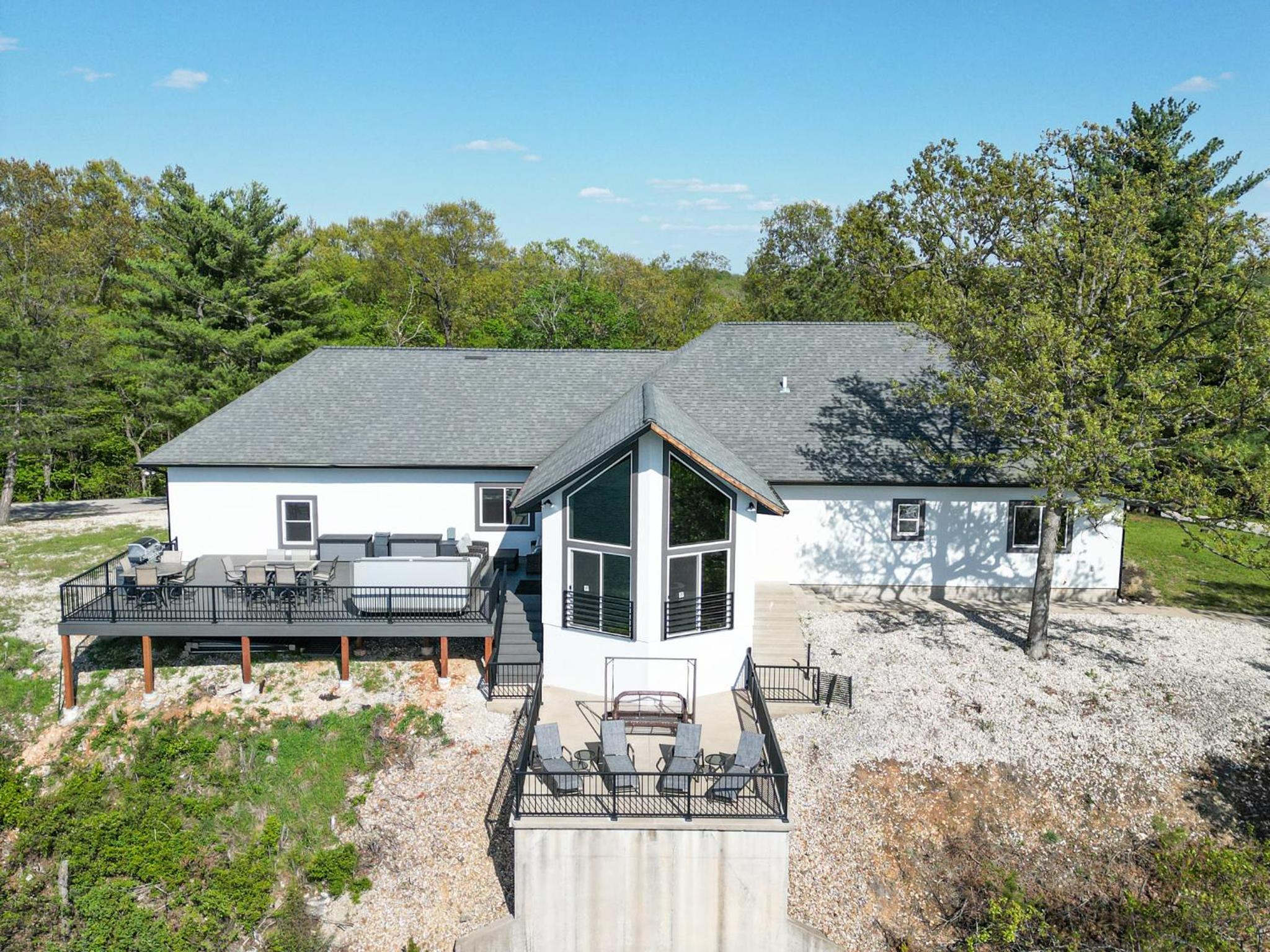 Amazing Sunset Lake Views, Huge Deck & Hot Tub!