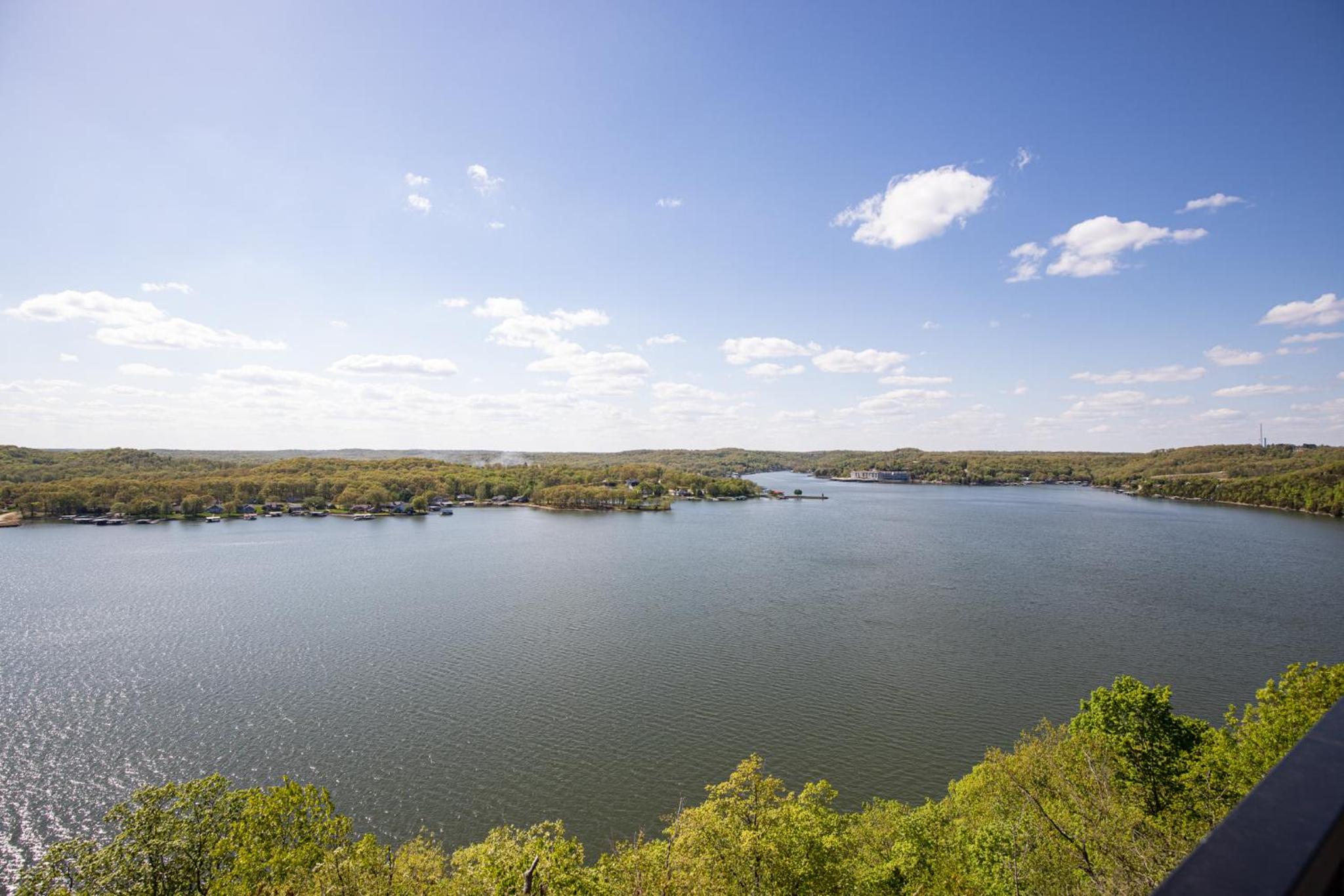 Amazing Sunset Lake Views, Huge Deck & Hot Tub!