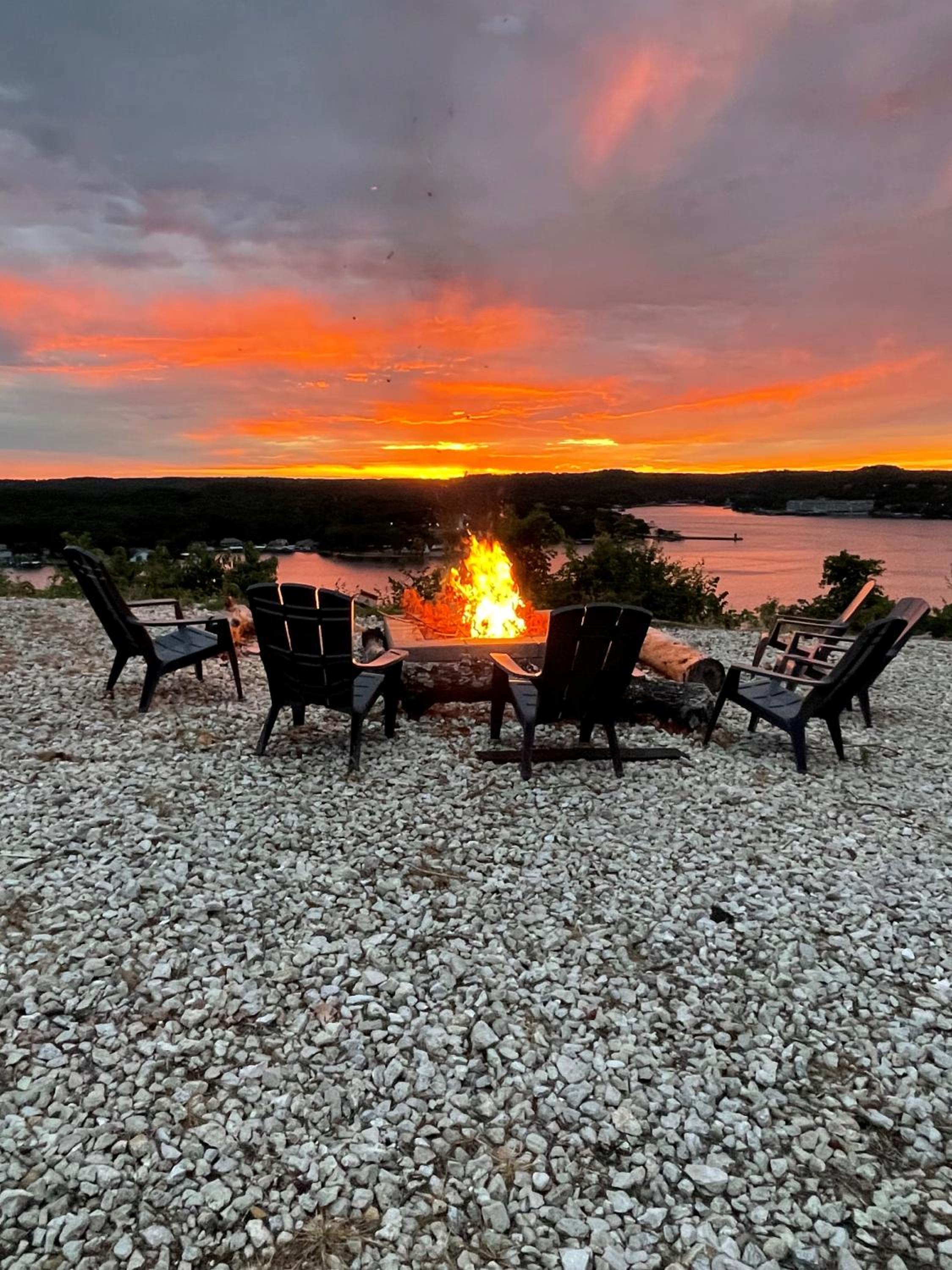 Amazing Sunset Lake Views, Huge Deck & Hot Tub!