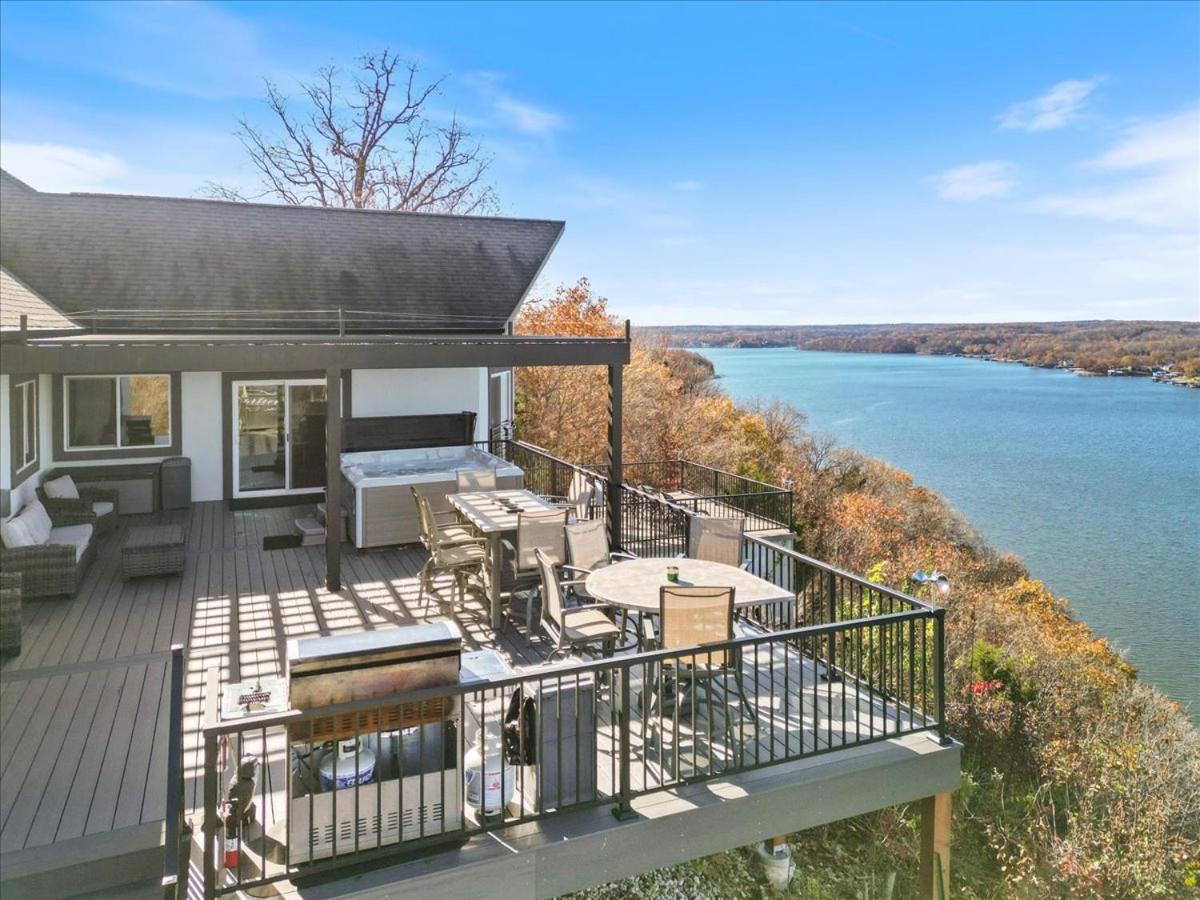 Amazing Sunset Lake Views, Huge Deck & Hot Tub!