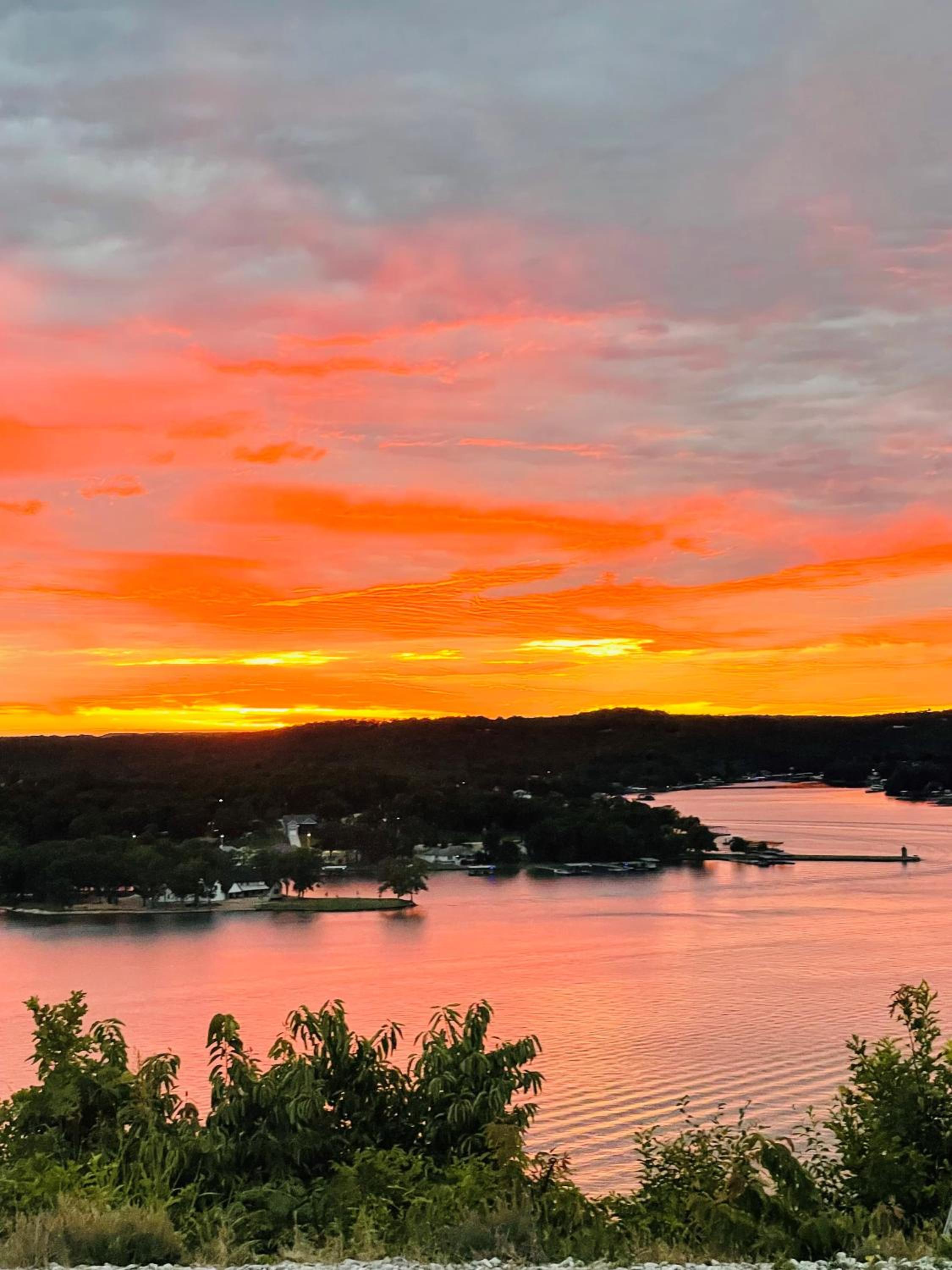Amazing Sunset Lake Views, Huge Deck & Hot Tub!