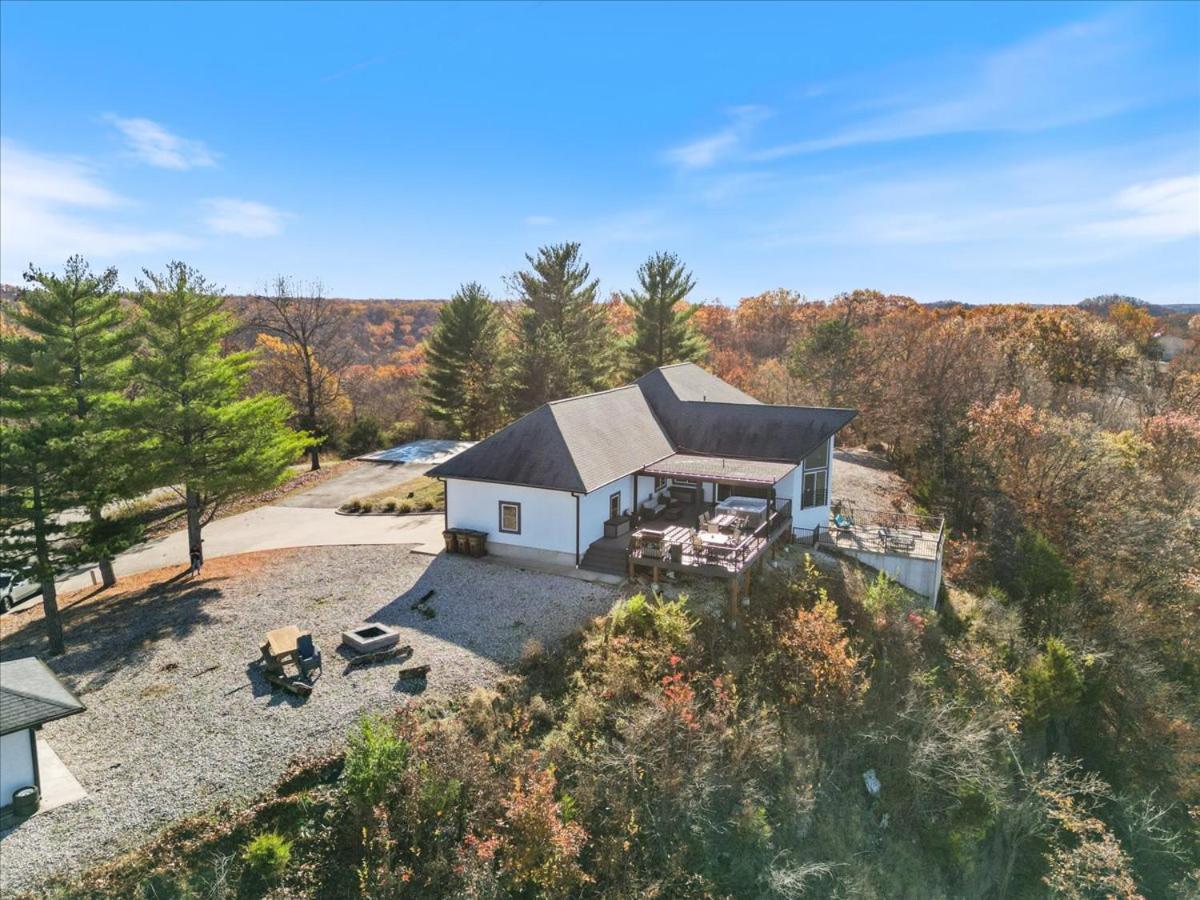 Amazing Sunset Lake Views, Huge Deck & Hot Tub!