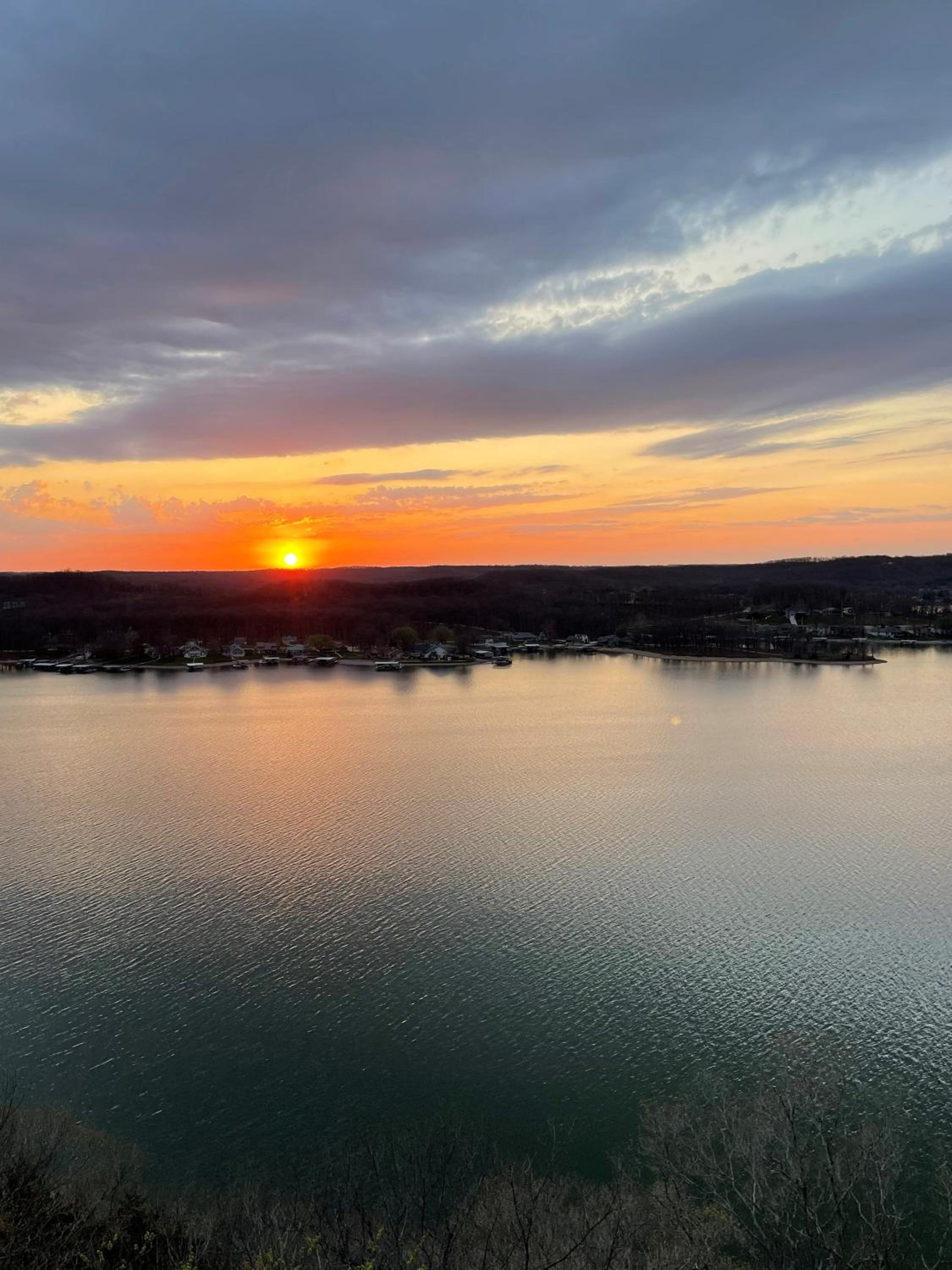 Amazing Sunset Lake Views, Huge Deck & Hot Tub!