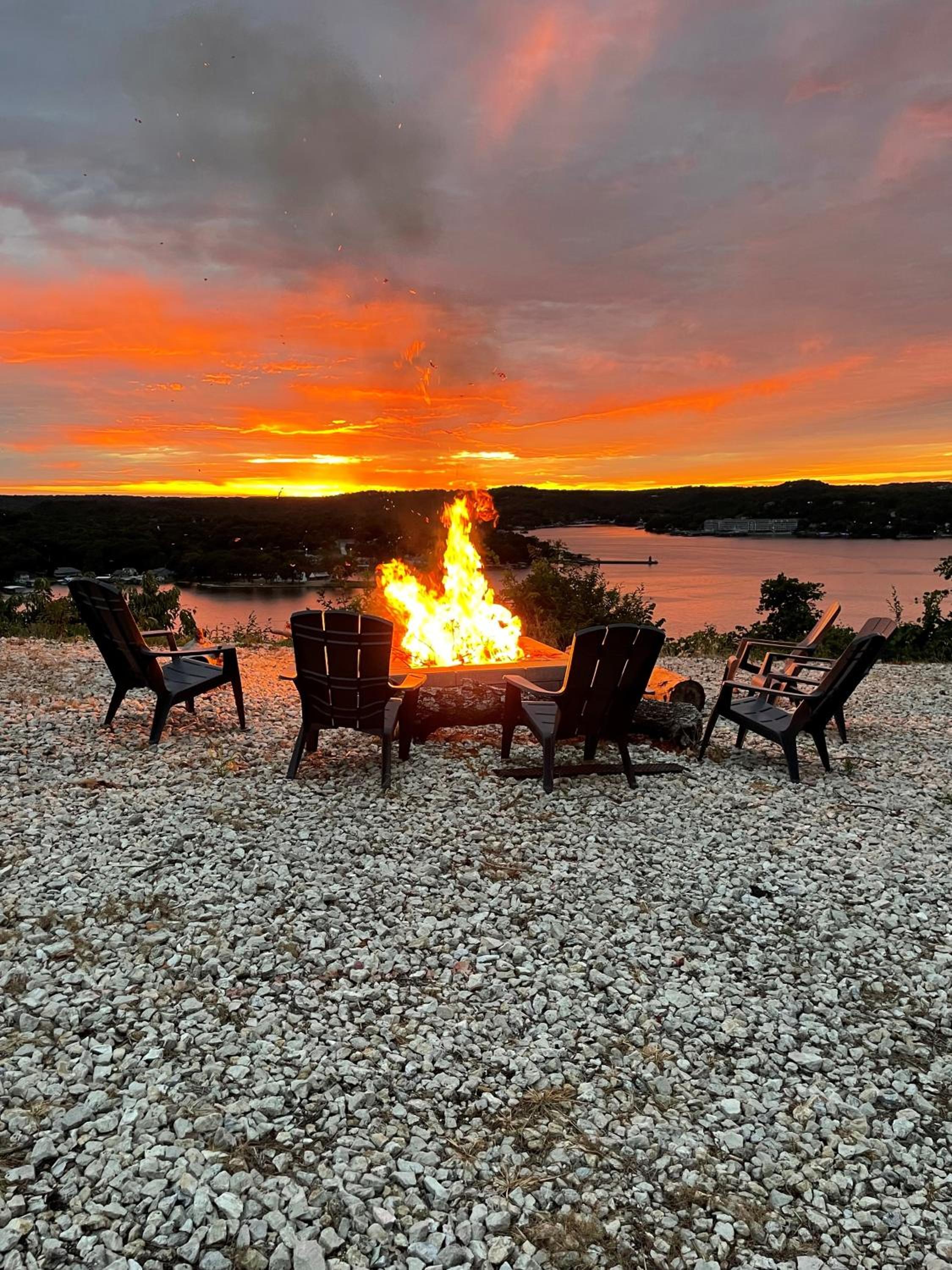 Amazing Sunset Lake Views, Huge Deck & Hot Tub!