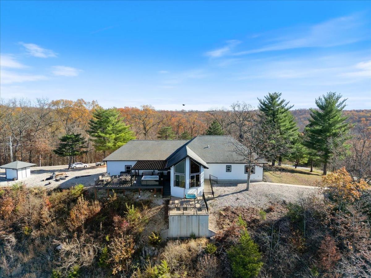 Amazing Sunset Lake Views, Huge Deck & Hot Tub!