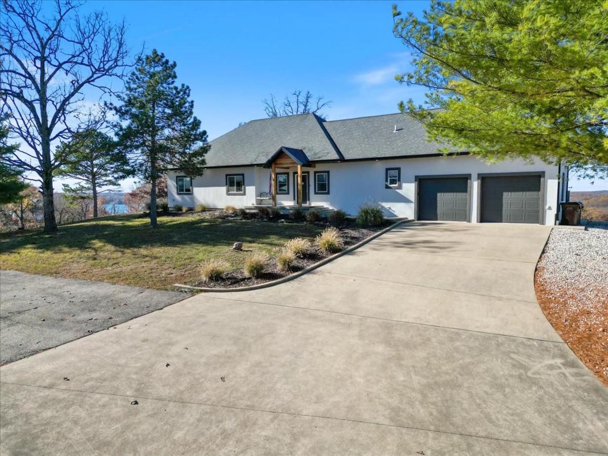 Amazing Sunset Lake Views, Huge Deck & Hot Tub!