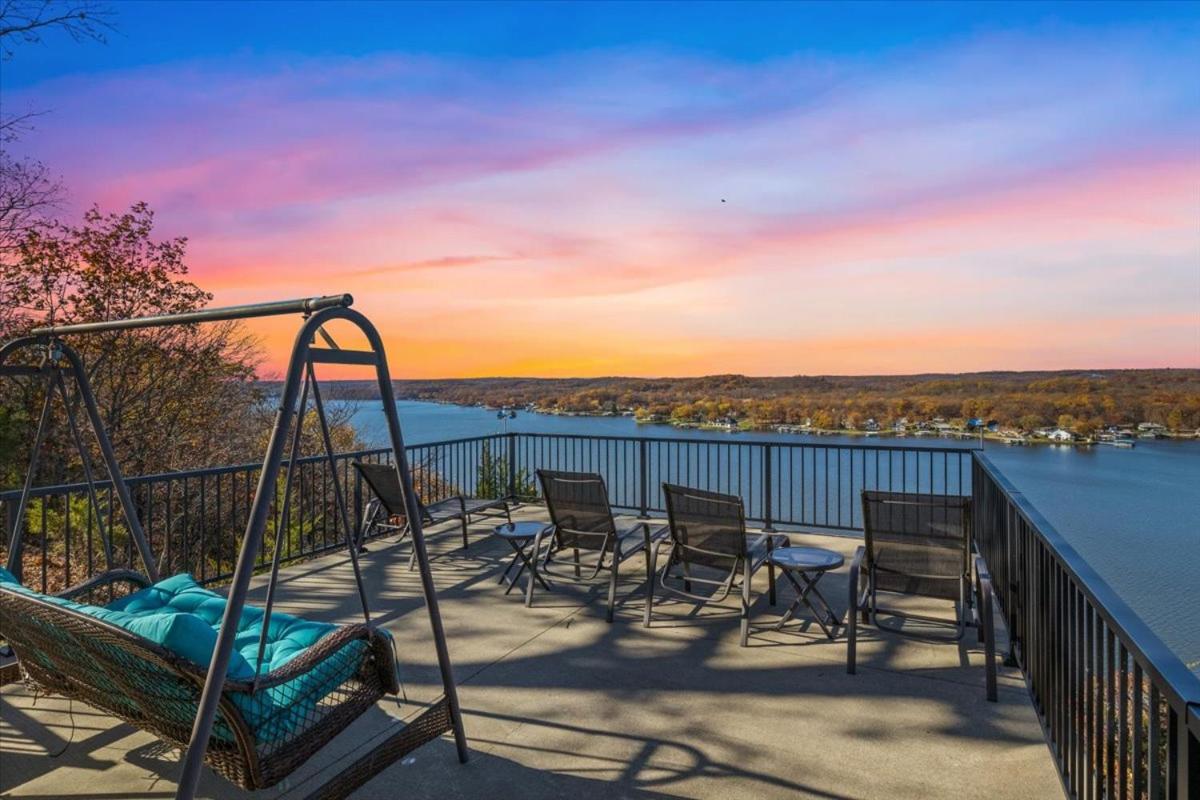 Amazing Sunset Lake Views, Huge Deck & Hot Tub!