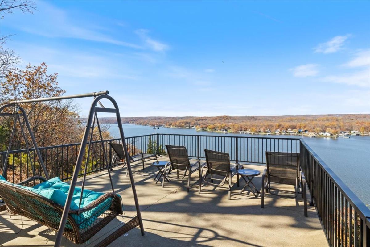 Amazing Sunset Lake Views, Huge Deck & Hot Tub!