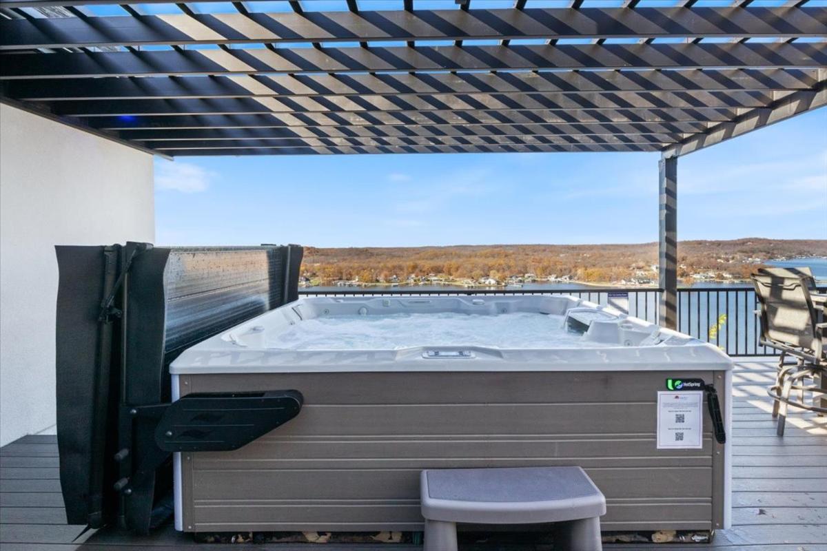 Amazing Sunset Lake Views, Huge Deck & Hot Tub!