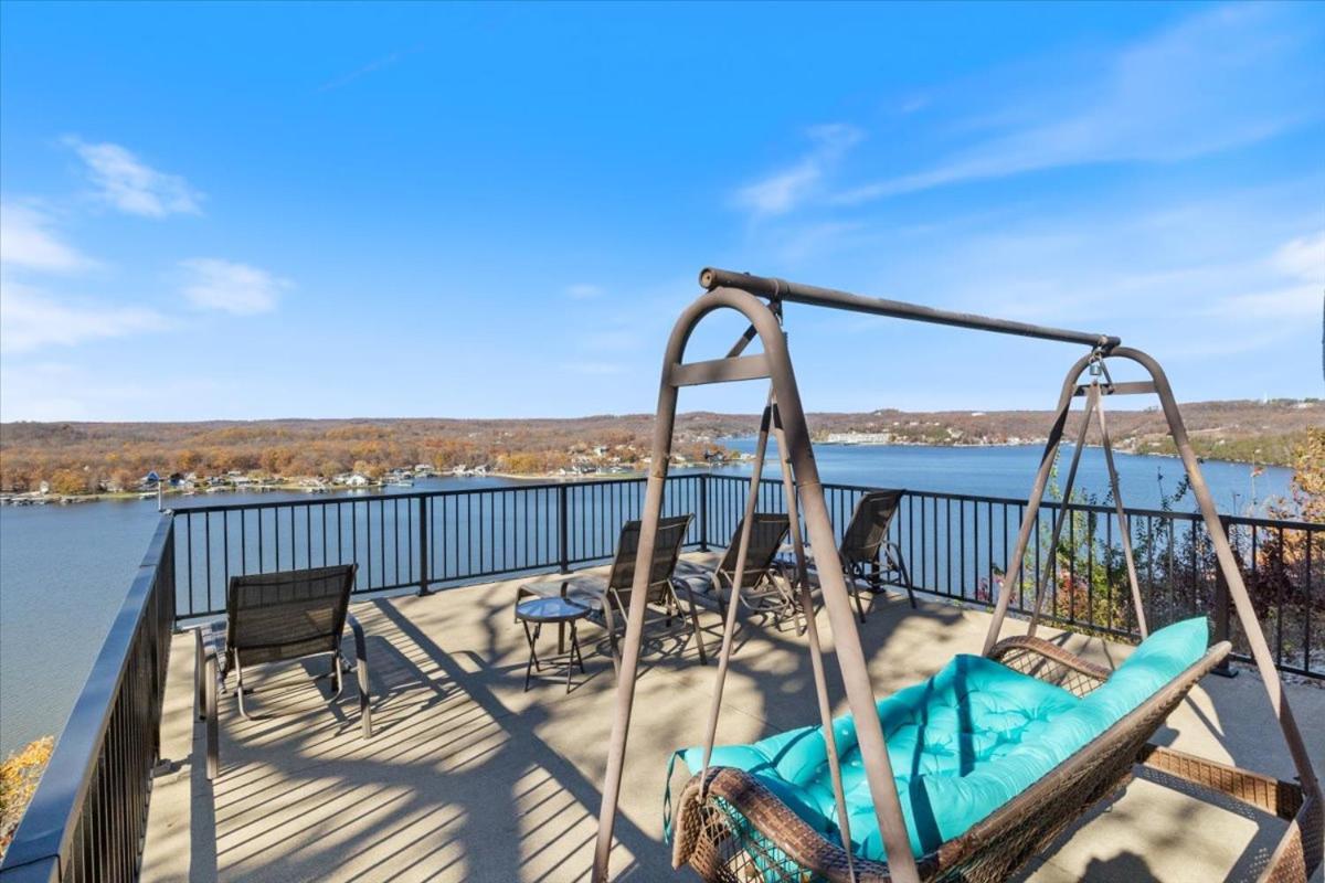 Amazing Sunset Lake Views, Huge Deck & Hot Tub!