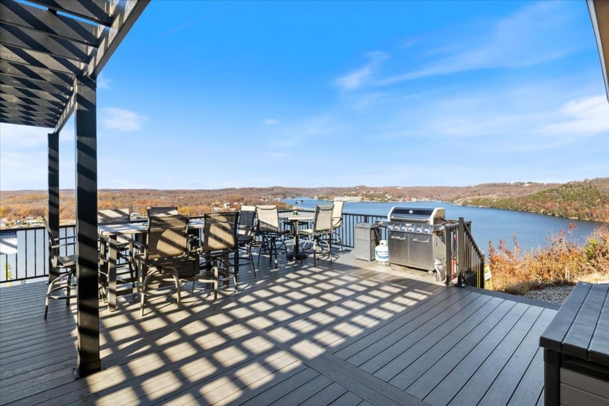Amazing Sunset Lake Views, Huge Deck & Hot Tub!