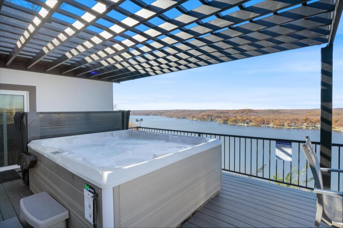 Amazing Sunset Lake Views, Huge Deck & Hot Tub!