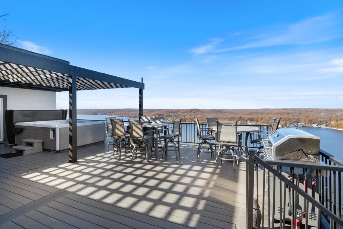 Amazing Sunset Lake Views, Huge Deck & Hot Tub!