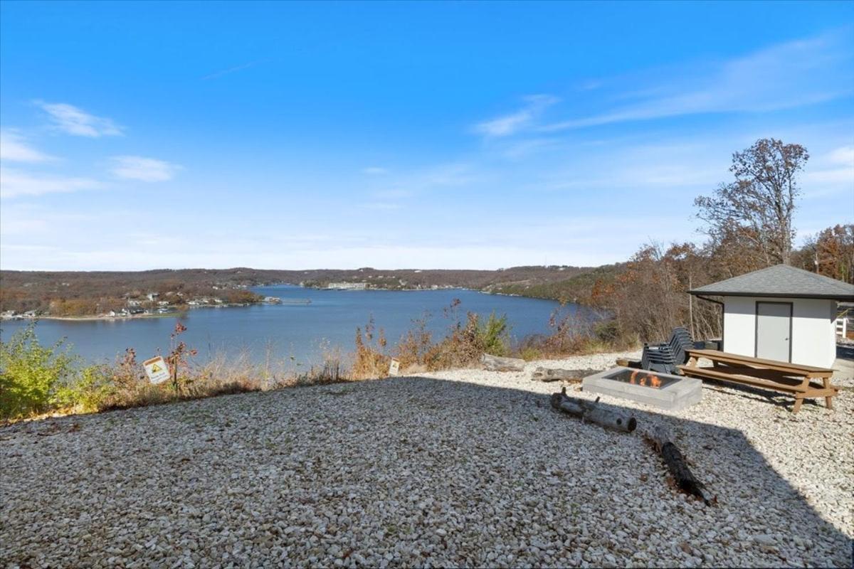 Amazing Sunset Lake Views, Huge Deck & Hot Tub!