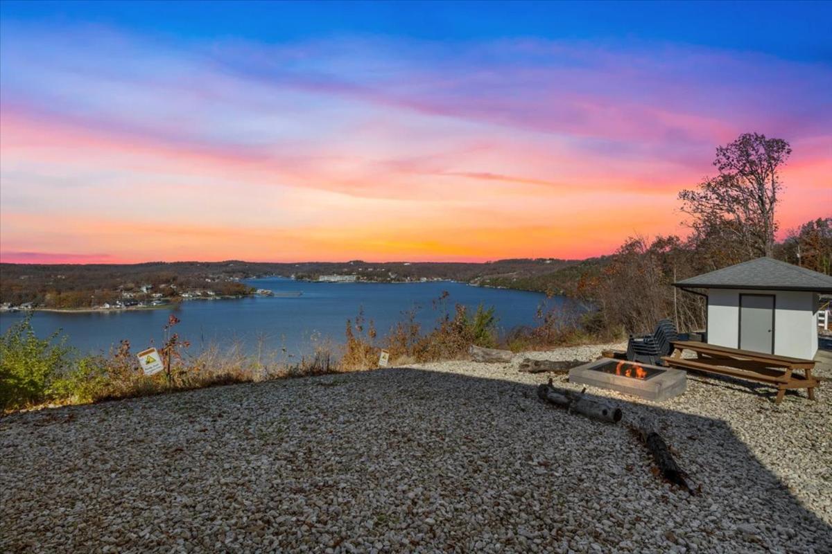 Amazing Sunset Lake Views, Huge Deck & Hot Tub!