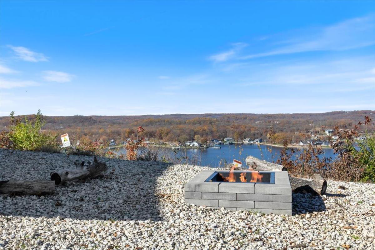 Amazing Sunset Lake Views, Huge Deck & Hot Tub!